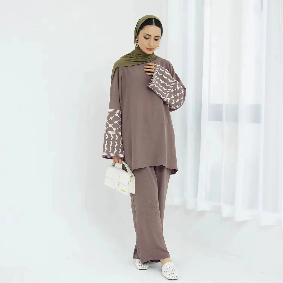 2-Piece Keffiyeh Embroidery Sleeve Wrinkle Pant Suit Set with Tops - Stylish Women's Outfit for Casual Wear, Office, and Special Occasions