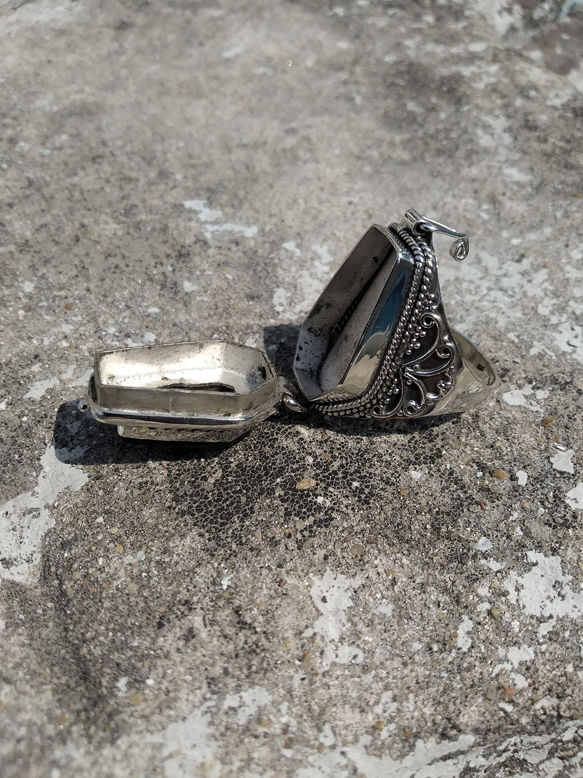 Oyster Copper Turquoise Coffin Poison Ring - Handmade Silver Compartment Box Ring with Howlite & Black Onyx - Openable Gift for Mom - Perfect for Gothic Fashion, Witchy Aesthetic & Unique Jewelry Collections