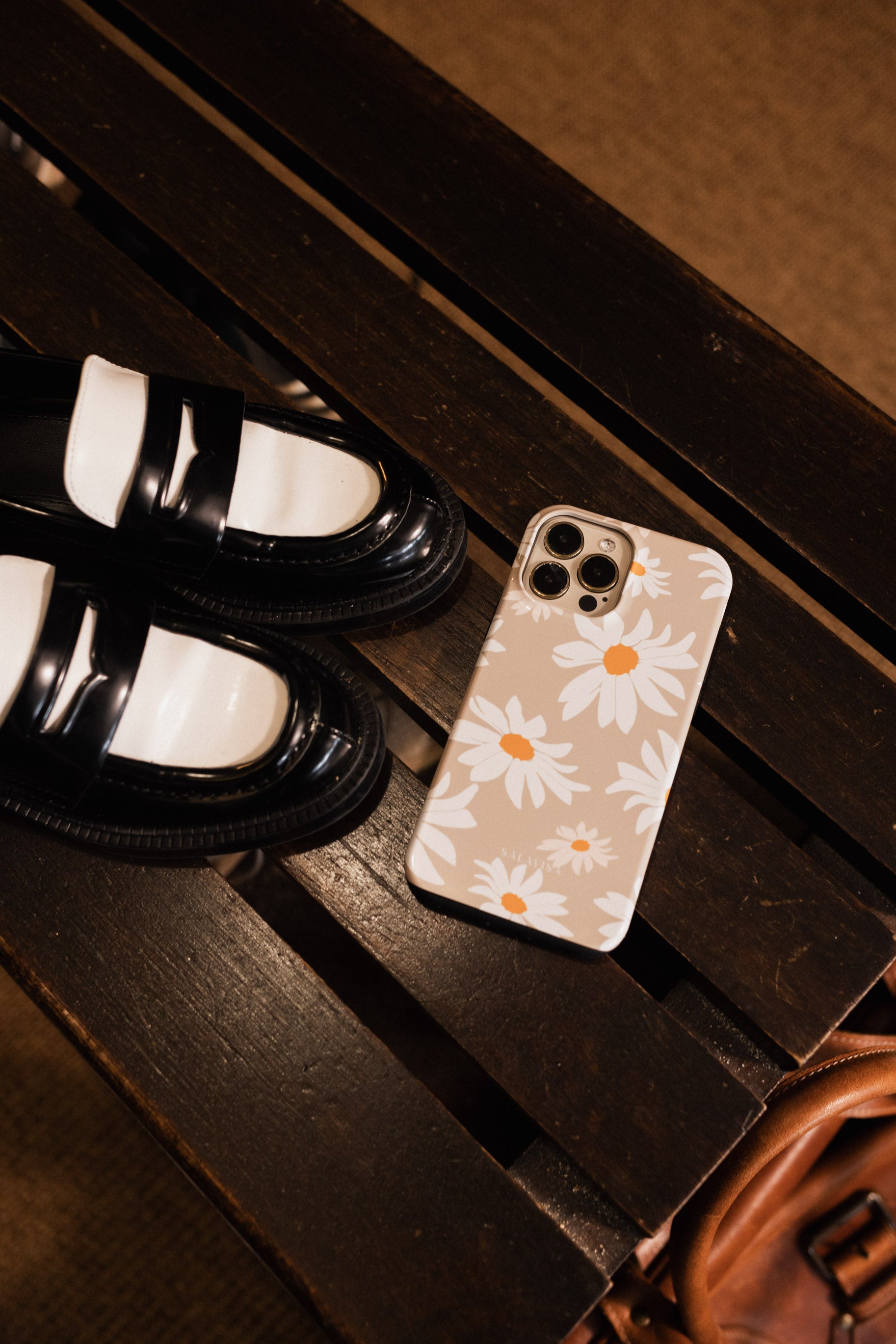 Beige Daisy Phone Case - Cute Floral Design Protective Cover for iPhone & Samsung - Perfect for Everyday Use, Travel & Gifting
