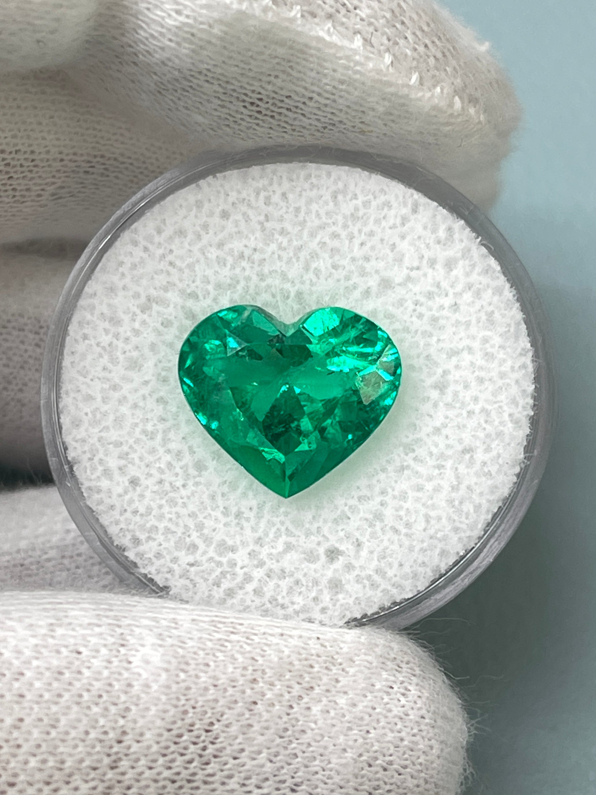 4.92 Carat 11x13mm AAA+ Vivid Green Natural Colombian Loose Emerald Heart Cut Gemstone for Jewelry Making & Engagement Rings