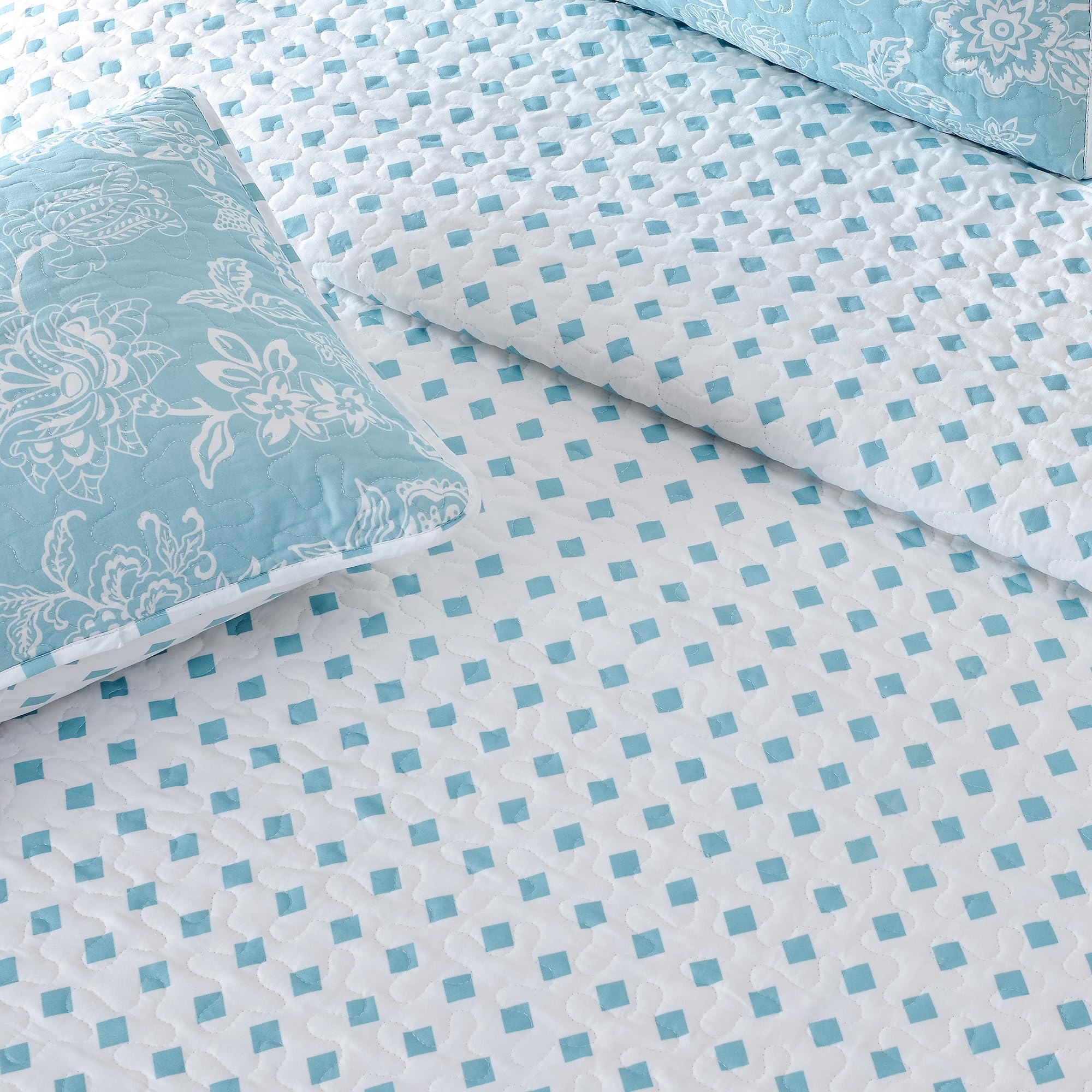 Great Bay Home Floral King Quilt Set with Shams - Delicate Blue Floral Bedding Set | All-Season Lightweight Reversible Bedspread | Farmhouse Style Comfort for Master Bedroom, Guest Room & Cozy Retreats (King, Emma)