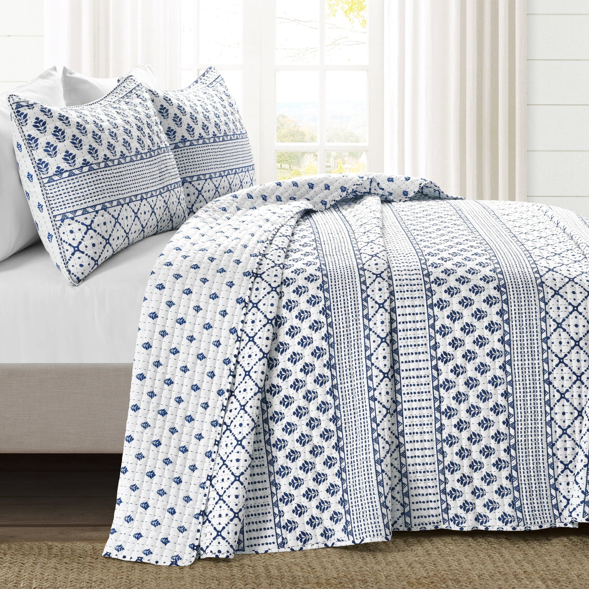 Monique Stripe 3-Piece Quilt Set - Queen Size Bedding with Matching Pillow Shams - Soft & Cozy Quilt Cover for All Seasons - Perfect for Master Bedroom, Guest Room & Dorm Decor