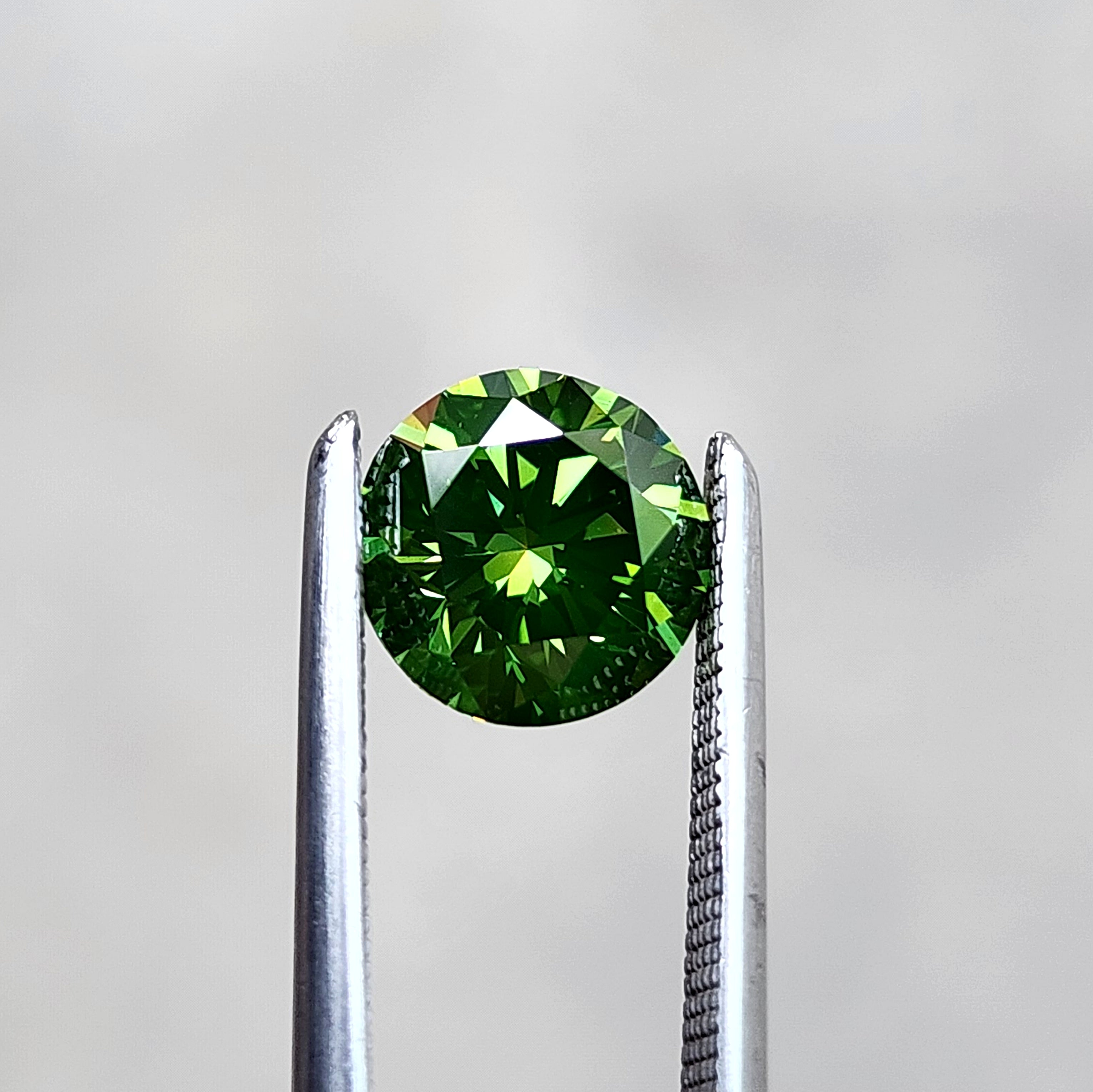 1.09 Carat Irradiated Natural Green Round Brilliant Diamond - Perfect for Engagement Rings & Fine Jewelry