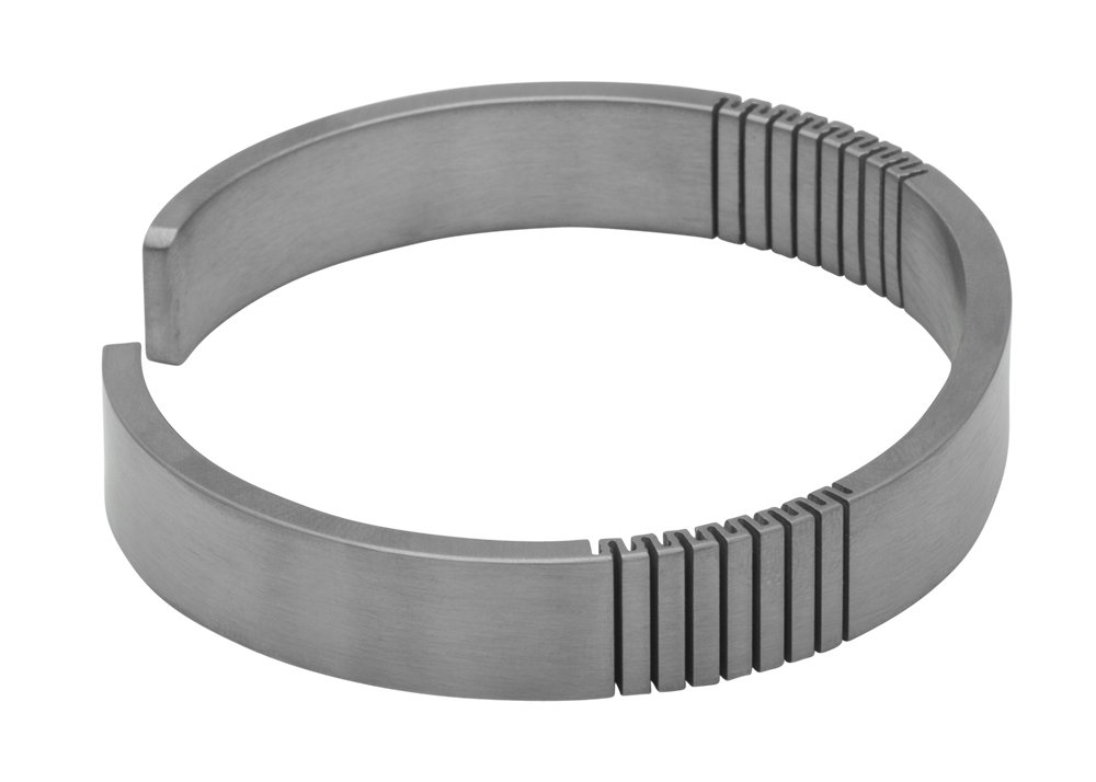 QRAY Q2 Pure Titanium Golf & Athletic Bracelet for Men & Women - 100% Hypoallergenic C-Shaped Wellness Jewelry - Perfect for Golf, Sports & Everyday Wear