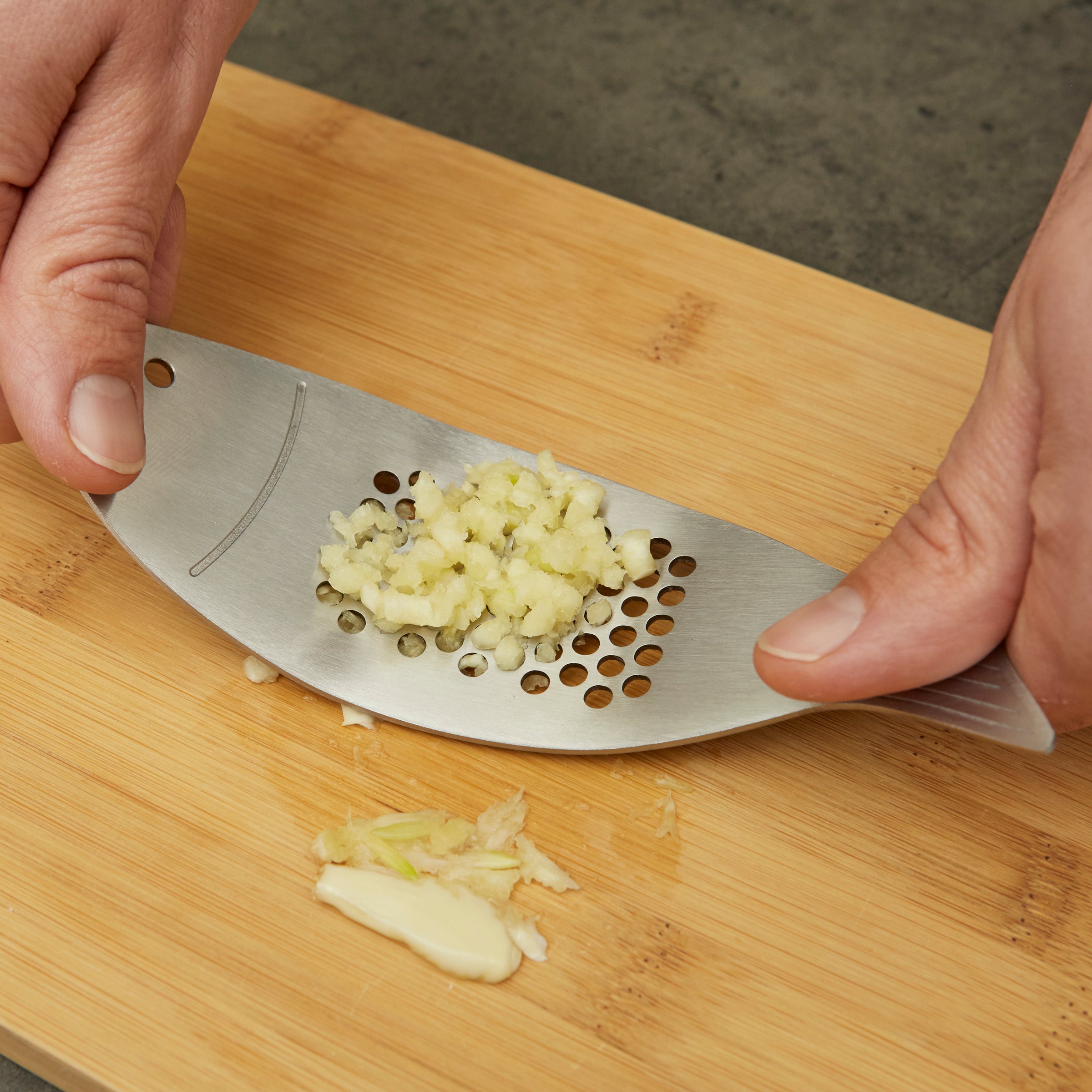 Stainless Steel Garlic Press - Heavy Duty Fish Shape Garlic Mincer & Crusher for Cooking, Grilling, and Salad Dressing - Perfect Kitchen Gadget for Chefs and Home Cooks