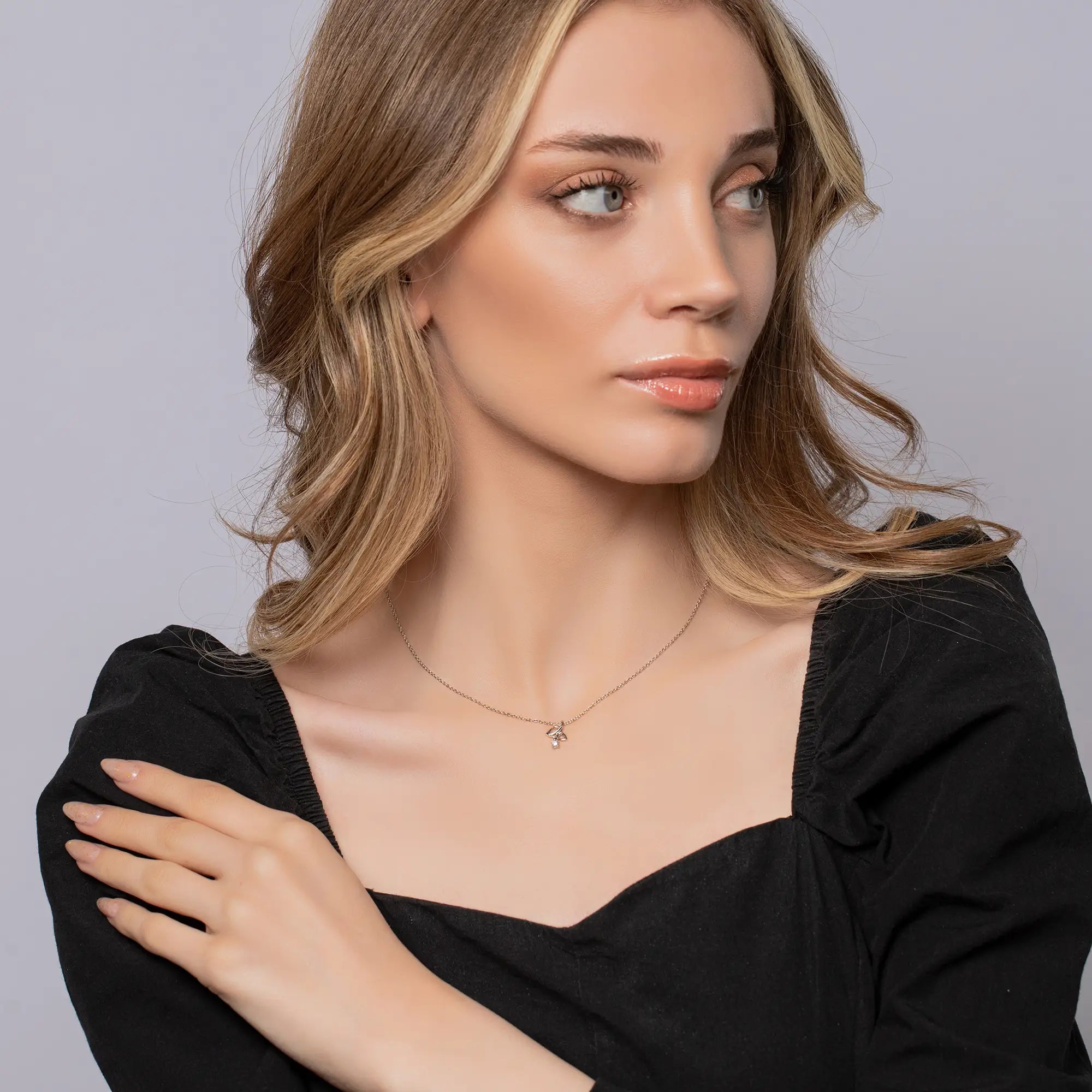 Elegant Small Flower Necklace for Women - Dainty Floral Pendant Jewelry - Perfect for Everyday Wear, Gift Giving & Special Occasions