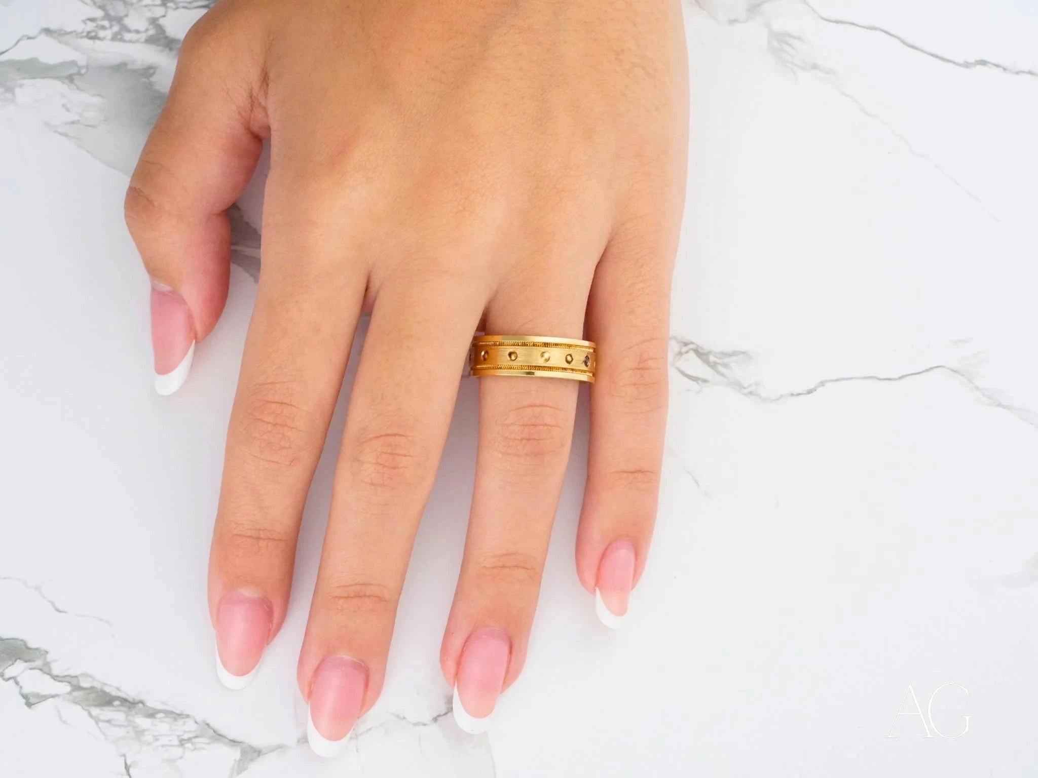 Royal Crest Elegant Wedding Band with Textured Accents - Perfect for Engagement Rings, Anniversary Gifts & Bridal Jewelry