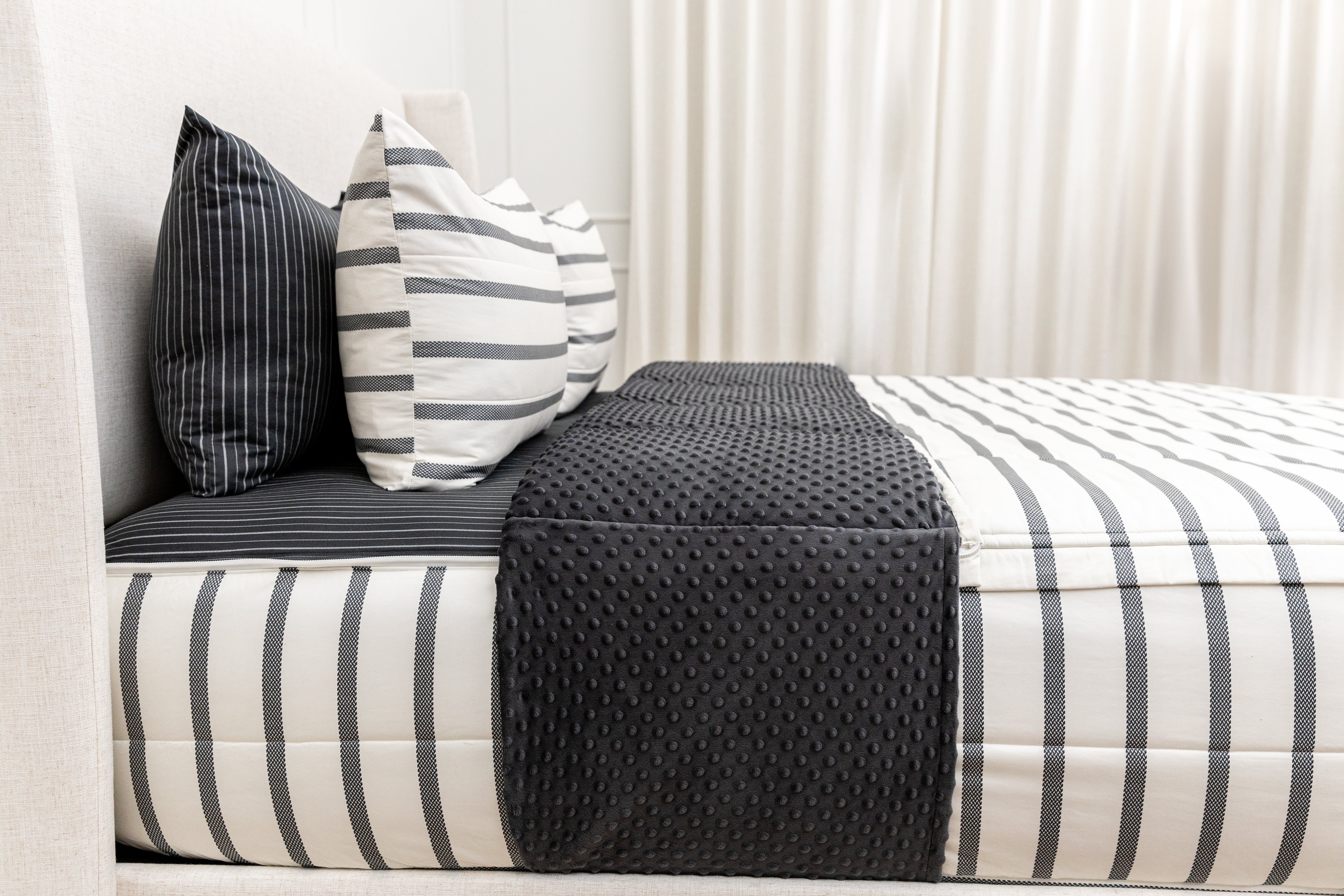 Chandler Beddy's Cozy Plush Throw Blanket - Ultra Soft Fleece Blanket for Couch, Bed & Travel - Warm & Lightweight for All Seasons - Perfect Gift for Family & Friends