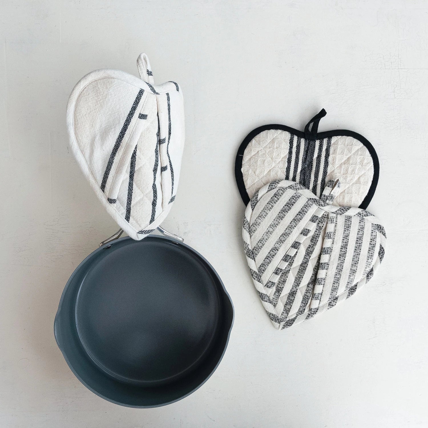 Cotton Quilted Heart Shaped Pot Holder - Heat Resistant Oven Mitt & Kitchen Handle Protector for Baking, Cooking & Serving - Perfect Valentine's Day Gift