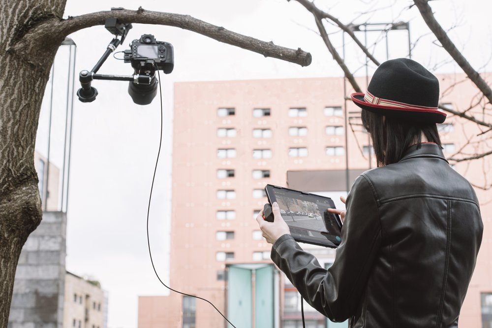 Manfrotto MVDDA13 iPad Air Mount - Black Digital Director Stand for Video Recording & Live Streaming | Perfect for Content Creators, Vloggers & Videographers