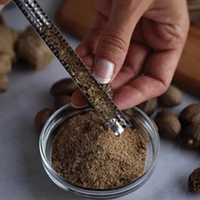 Premium Microplane Spice Grater - Fine Stainless Steel Herb Grinder for Fresh Nutmeg, Cinnamon & Ginger - Perfect for Baking, Cooking & Garnishing Dishes