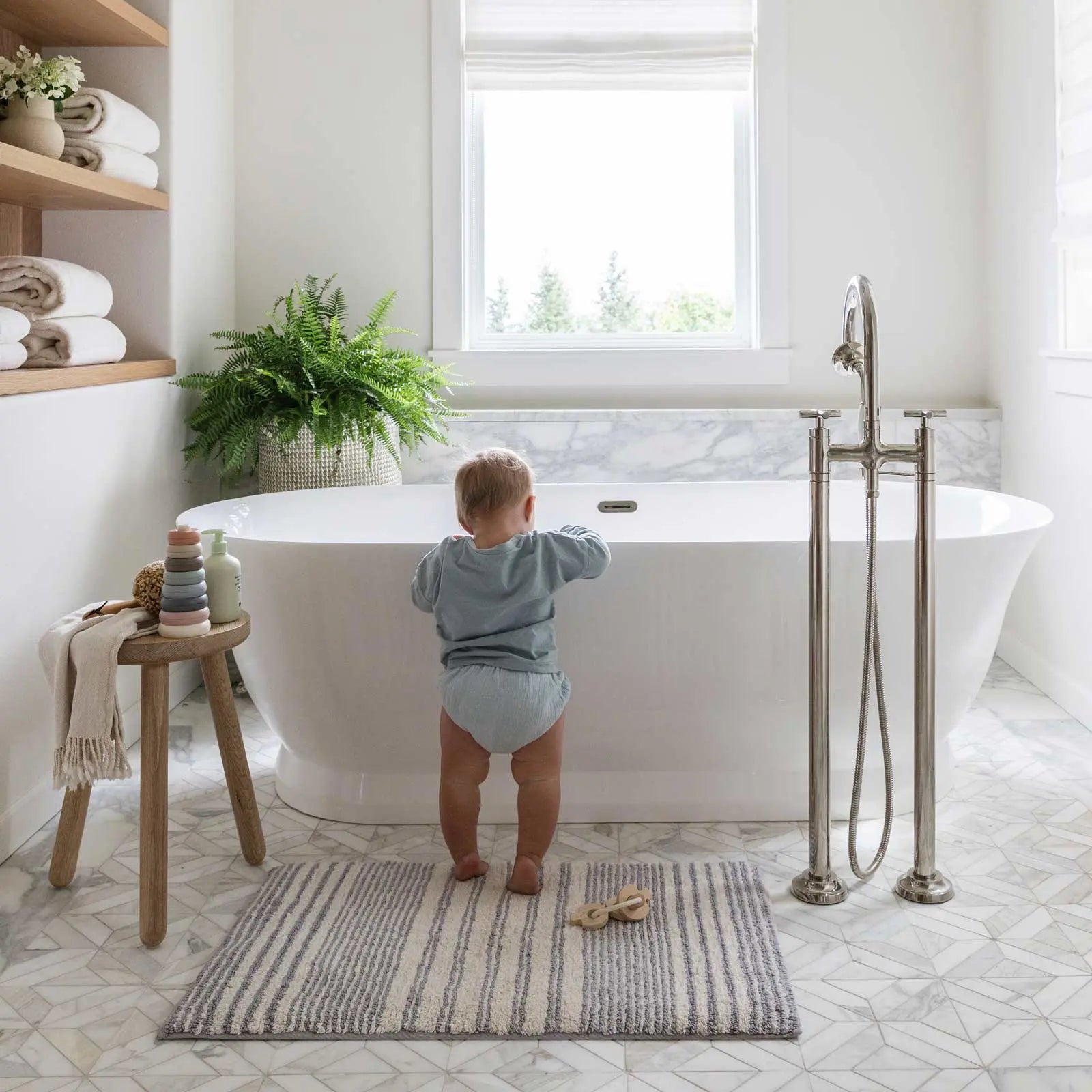 Soft and Absorbent Bath Mat for Bathroom - Non-Slip Memory Foam Floor Rug with Coastal Design, Perfect for Showers, Bathtubs and Spa Relaxation