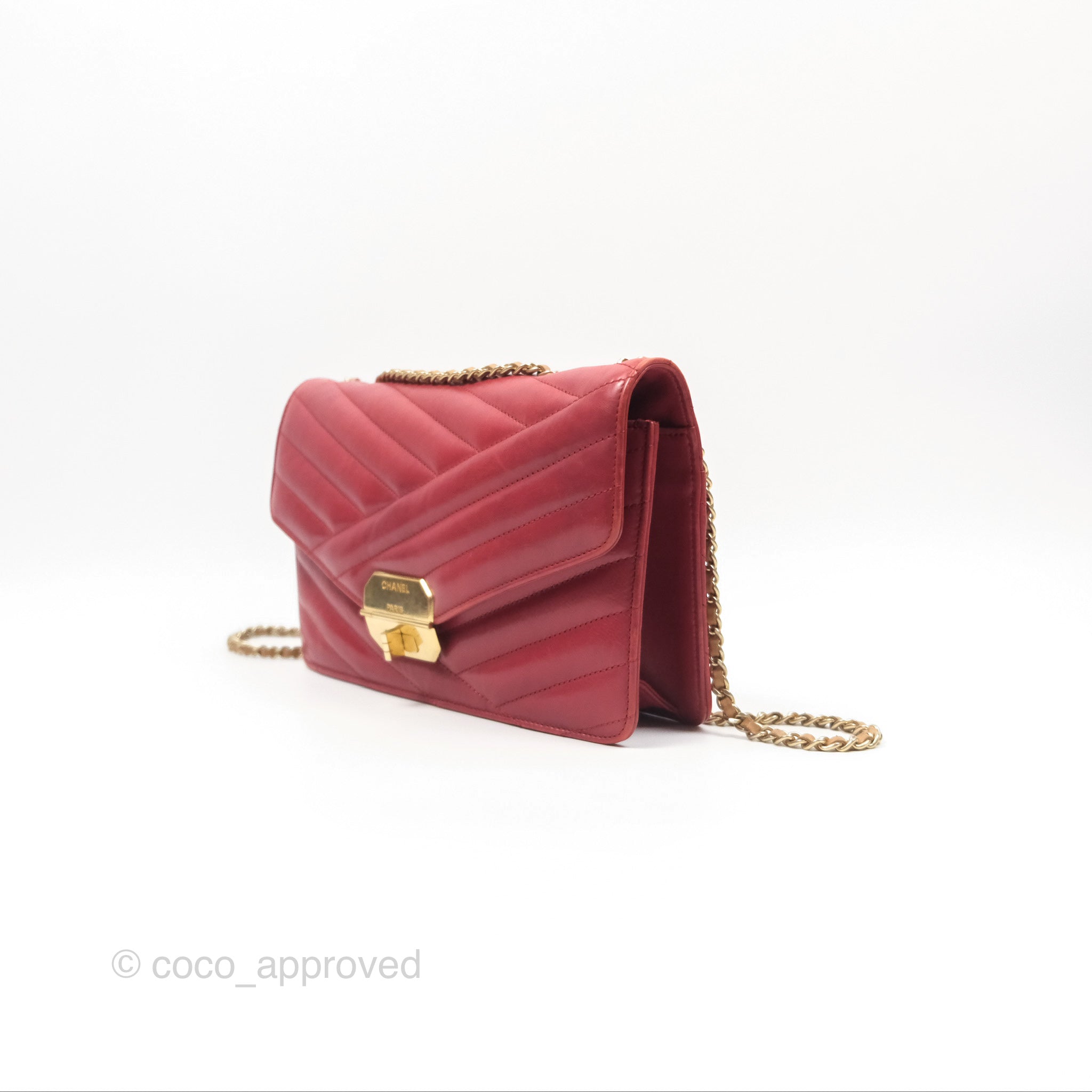 Chanel Chevron Shoulder Bag in Red Calfskin Leather with Aged Gold Hardware - Luxury Crossbody Purse for Women, Perfect for Parties, Date Nights & Special Occasions