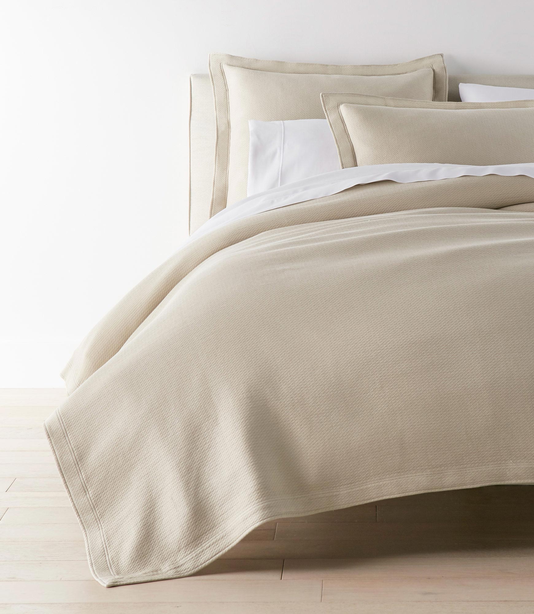 Luxury Angie Matelassé Coverlet - Soft Quilted Bedspread for Queen/King Size - Elegant Home Decor for Bedroom & Guest Room - Perfect for All Seasons