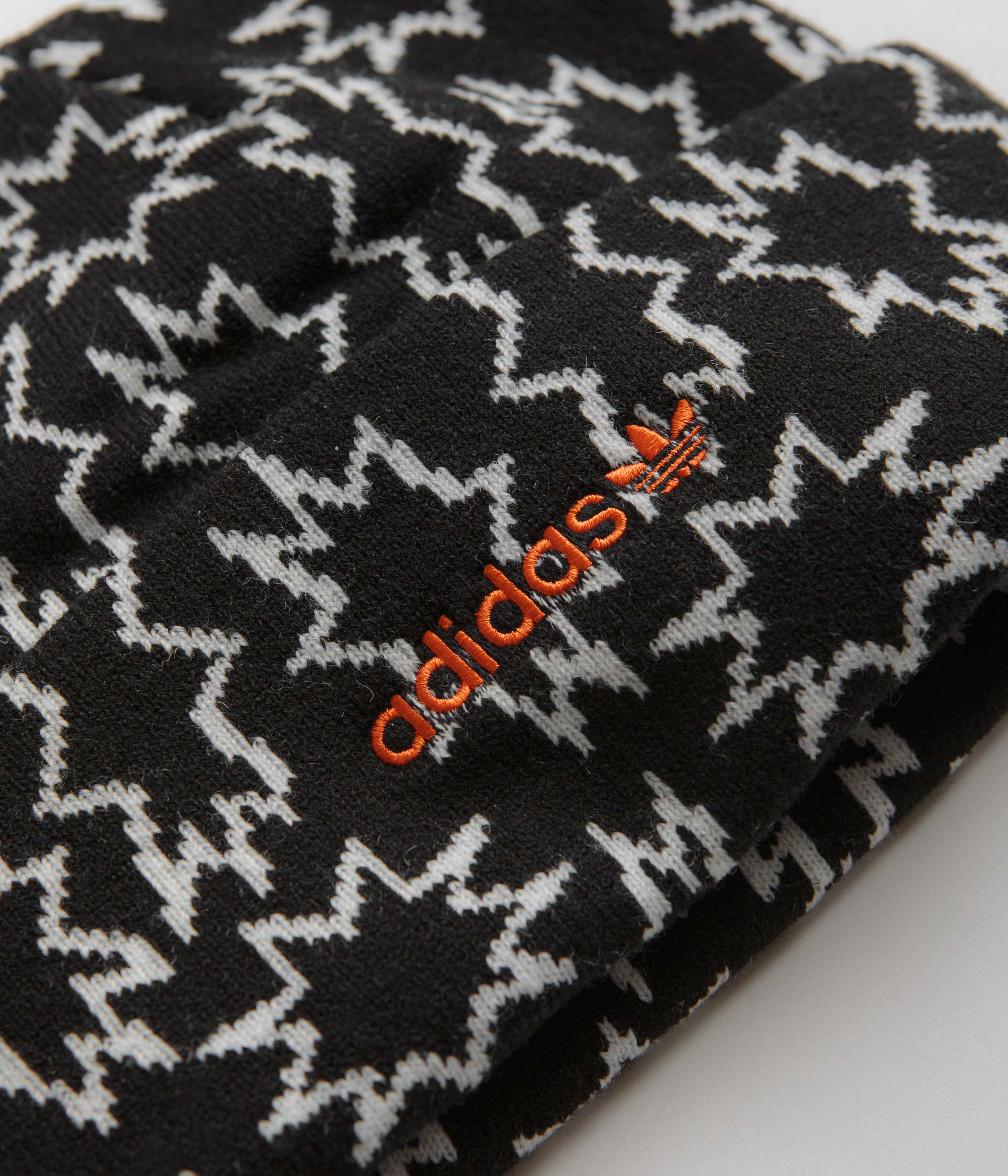 Adidas Burst Graphic Beanie - Black & White Winter Hat for Men & Women - Perfect for Skiing, Snowboarding & Outdoor Activities