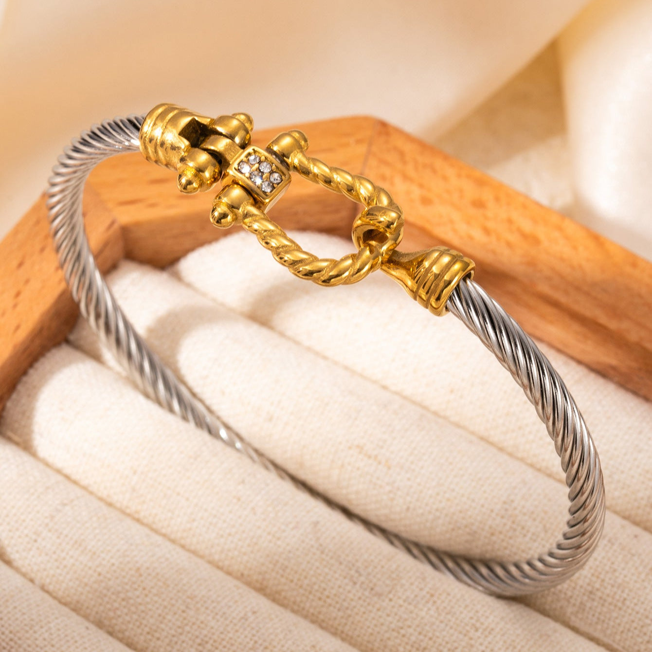 Elegant Gold Horseshoe Buckle Bracelet for Women - SZ118 | Trendy Fashion Jewelry for Parties, Weddings & Everyday Wear