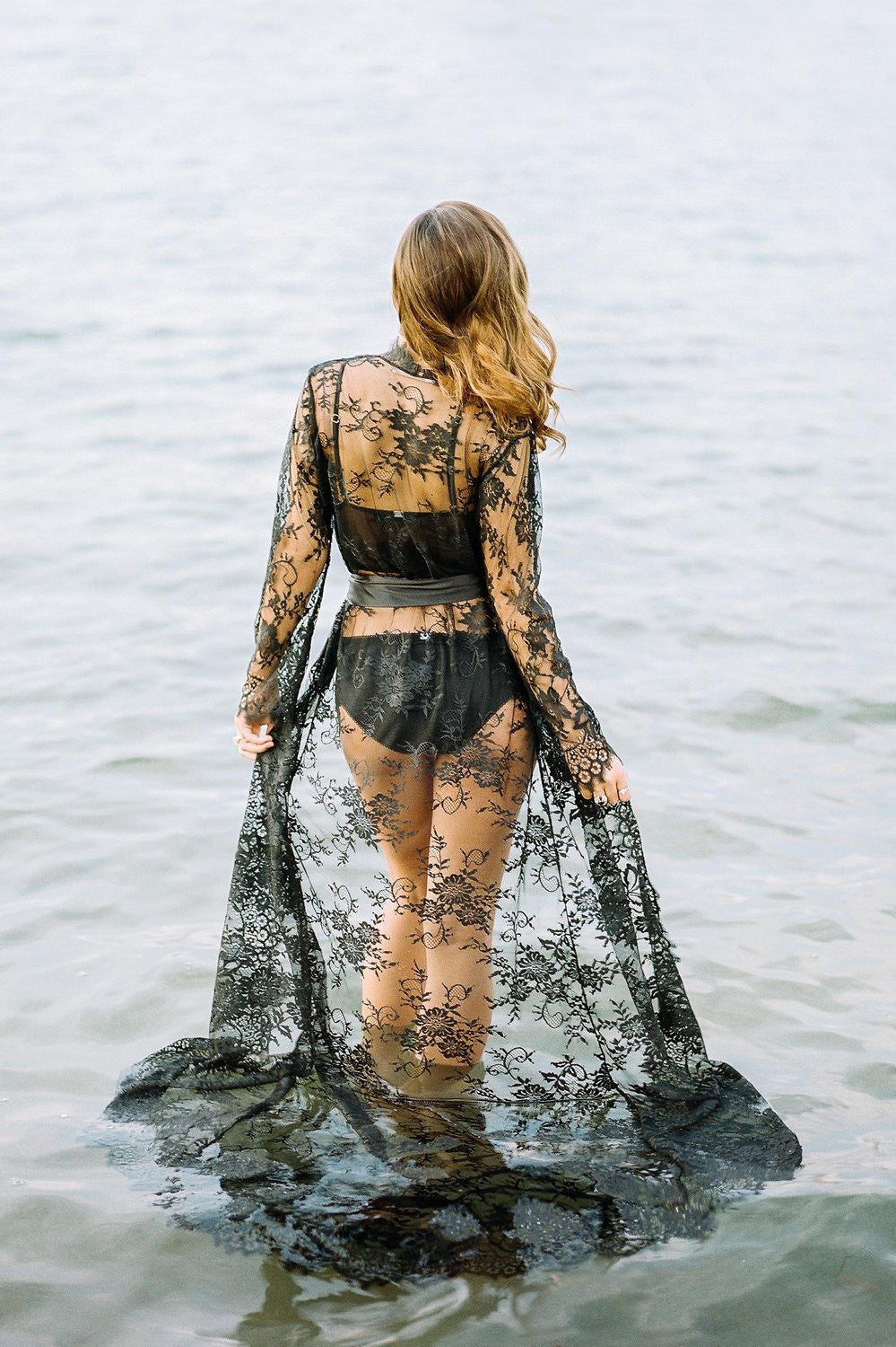 Elegant Black Swan Queen Bridal Lace Robe Gown with Scalloped Train - Perfect for Wedding, Bridal Shower & Photoshoots