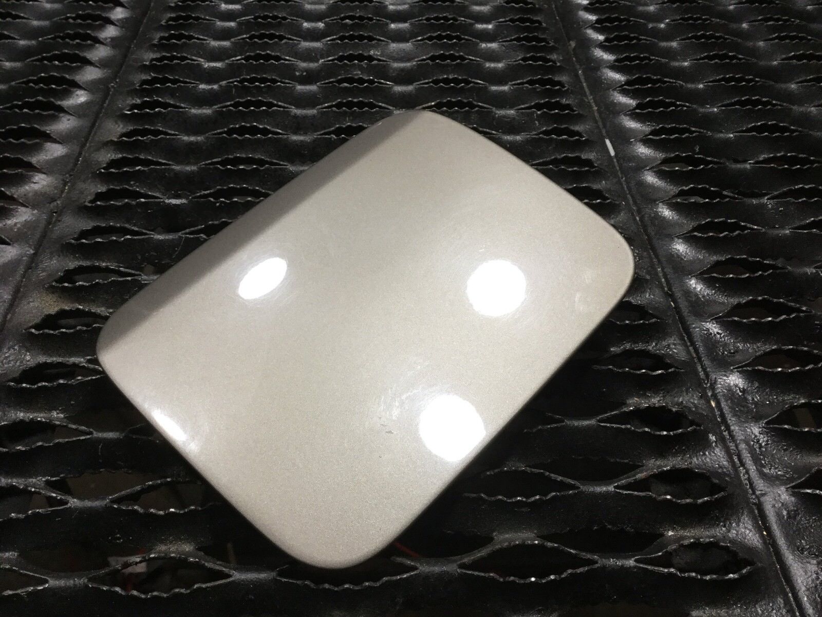04-08 Audi A4 Fuel Gas Tank Filler Lid (OEM 8E0010190S) - Replacement Fuel Door Cover for Audi A4 B6/B7 Models - Perfect for Car Repair & Maintenance
