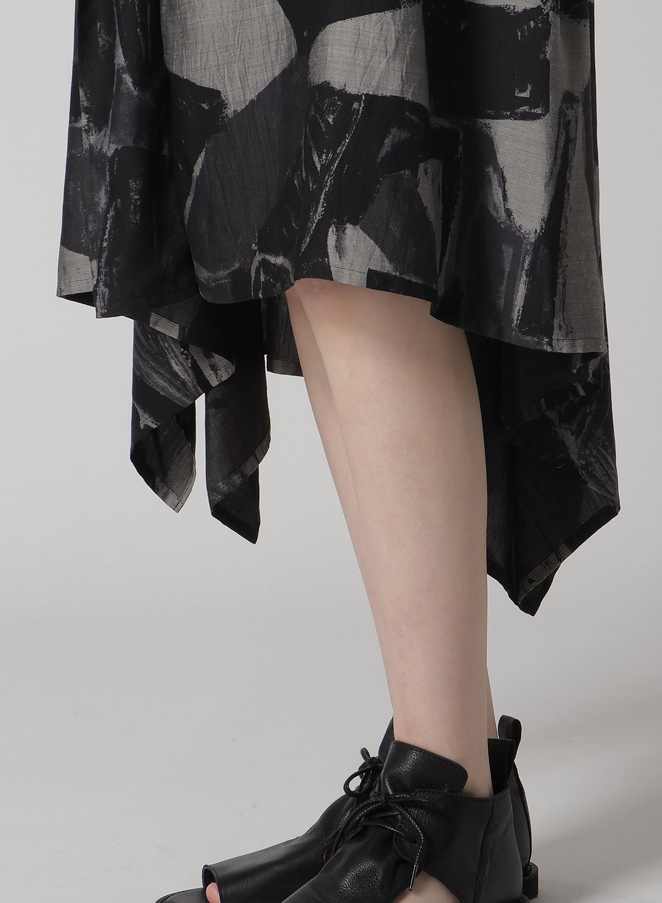 Stylish CU/DUNGAREE Twill Painted City Print Handkerchief Hem Dress - Perfect for Casual Outings, Date Nights & Summer Fashion