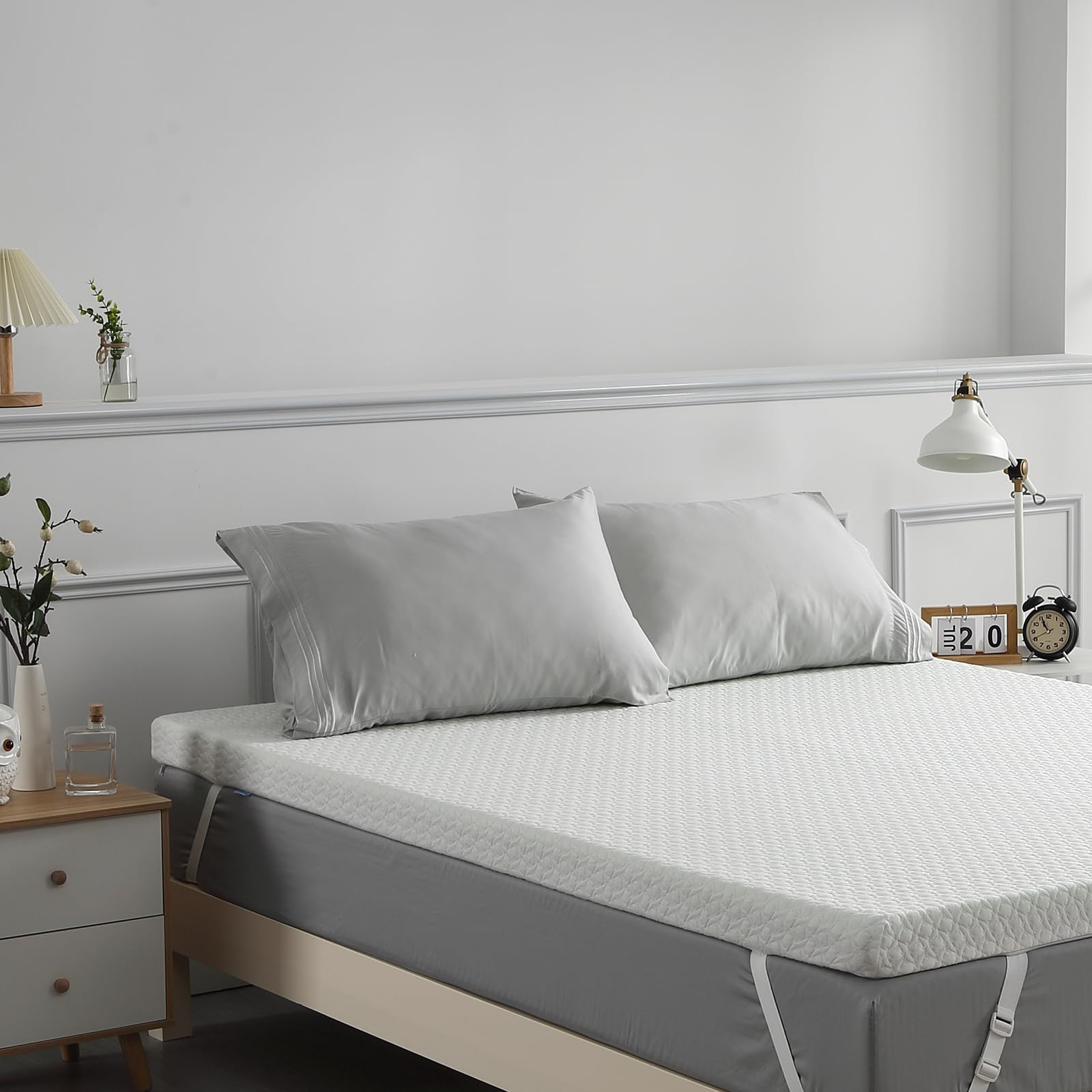 GARVEE 3 Inch Queen Size Memory Foam Mattress Topper - Medium Firm Support with Breathable Bamboo Cover, 2-Layer Cooling Bed Topper in White | Perfect for Back Pain Relief, Guest Beds & Enhancing Sleep Comfort
