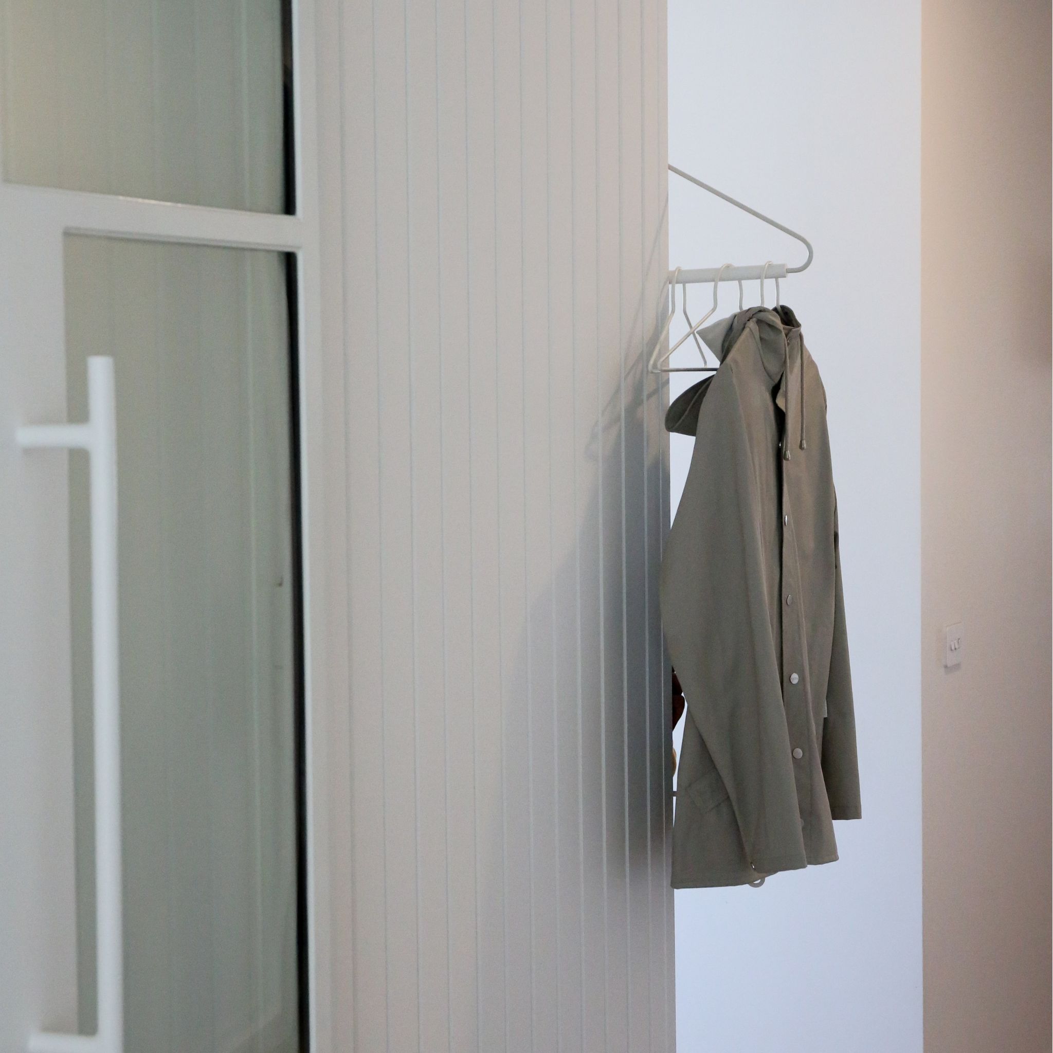 DESIGNSTUFF White Curve Clothes Rack - Freestanding Garment Rack for Bedroom, Closet & Laundry Room Organization | Space-Saving Clothing Storage Solution