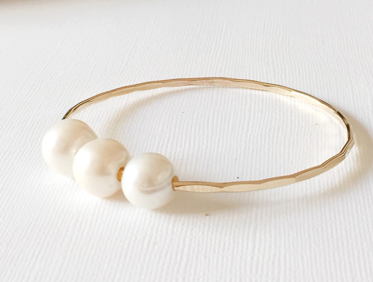 Bangle Paige (B111) - Stylish Women's Bracelet for Casual & Formal Wear - Perfect for Parties, Work & Everyday Fashion