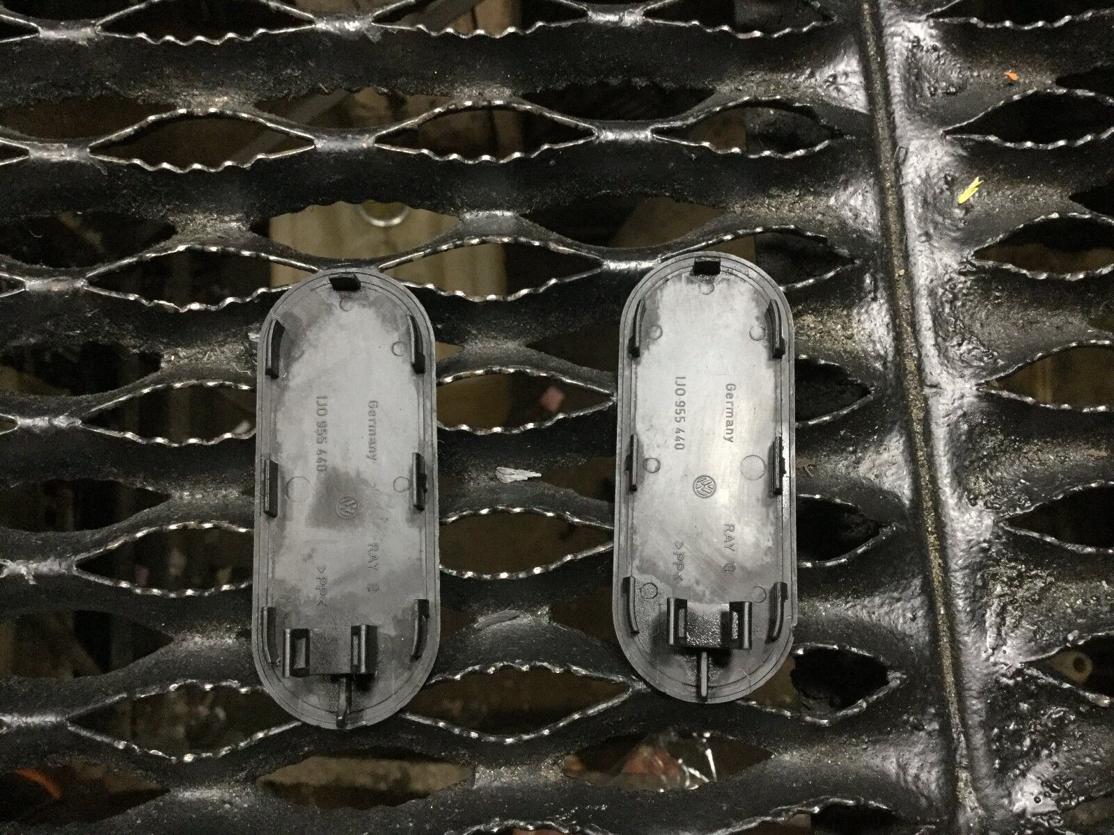 Original Porsche Cayenne 03-06 Windshield Washer Jet Cover 1J0955440 - 2PCS OEM Replacement Part for Perfect Fit & Durability - Ideal for Car Maintenance & Restoration Projects