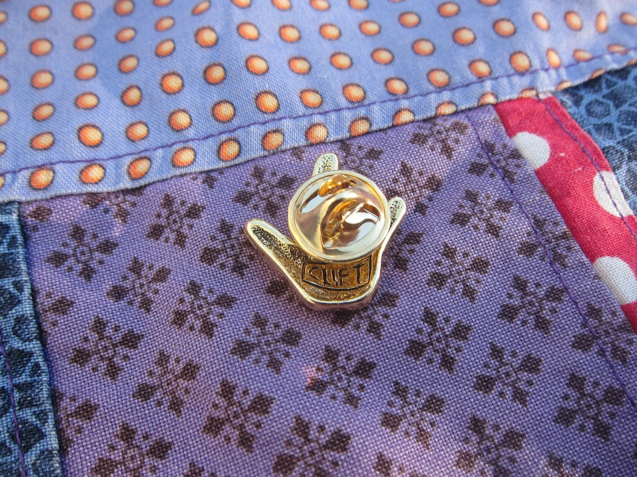 Elegant 'I Love You' Gold Lapel Pin - Romantic Gift for Couples, Weddings & Anniversaries - Perfect for Suits, Blazers & Special Occasions