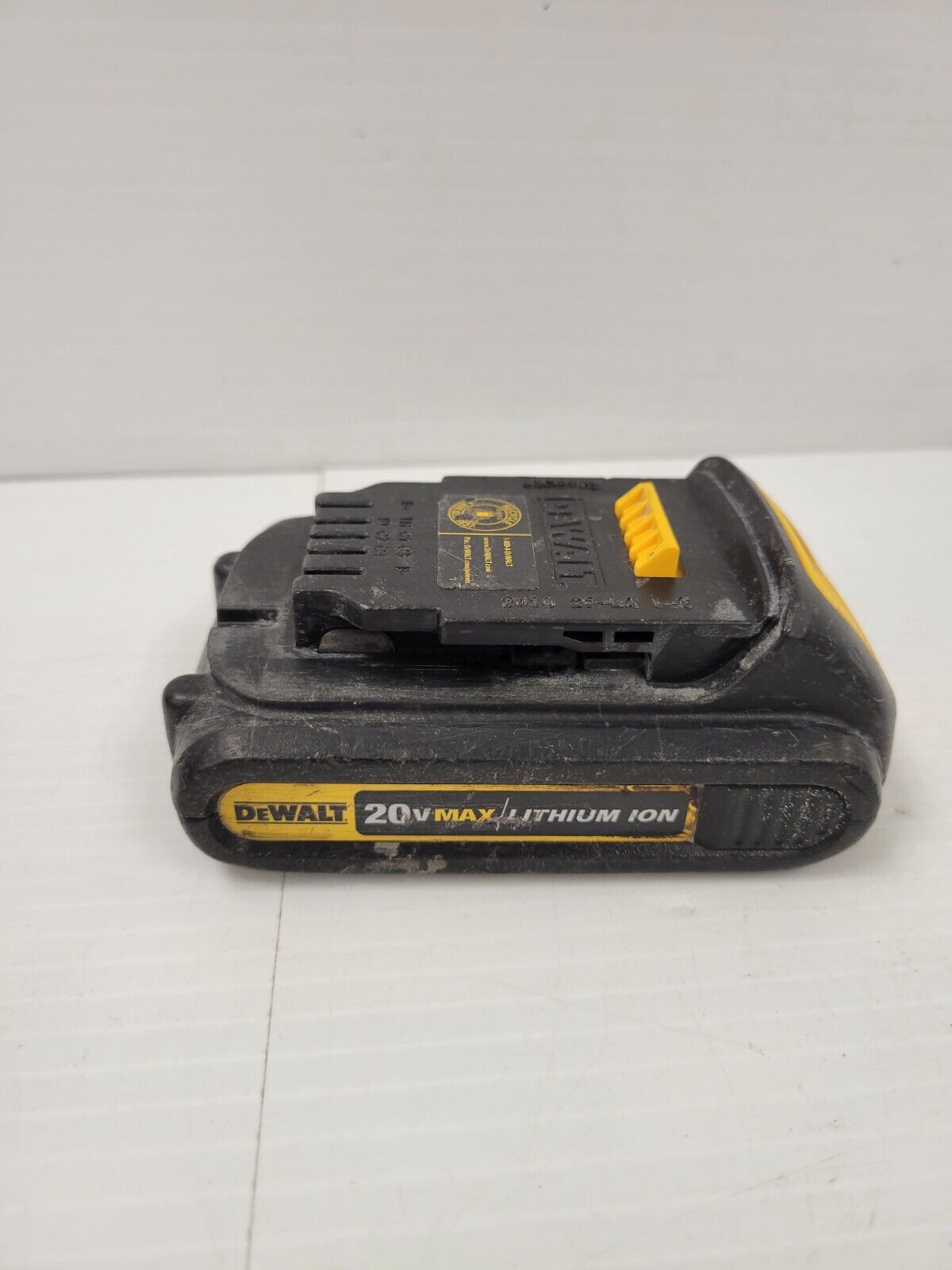 Original DeWalt DCB201 Battery - 20V MAX XR Lithium-Ion Replacement Battery Pack - Compatible with DeWalt 20V Tools - Perfect for Drills, Saws & Power Tools