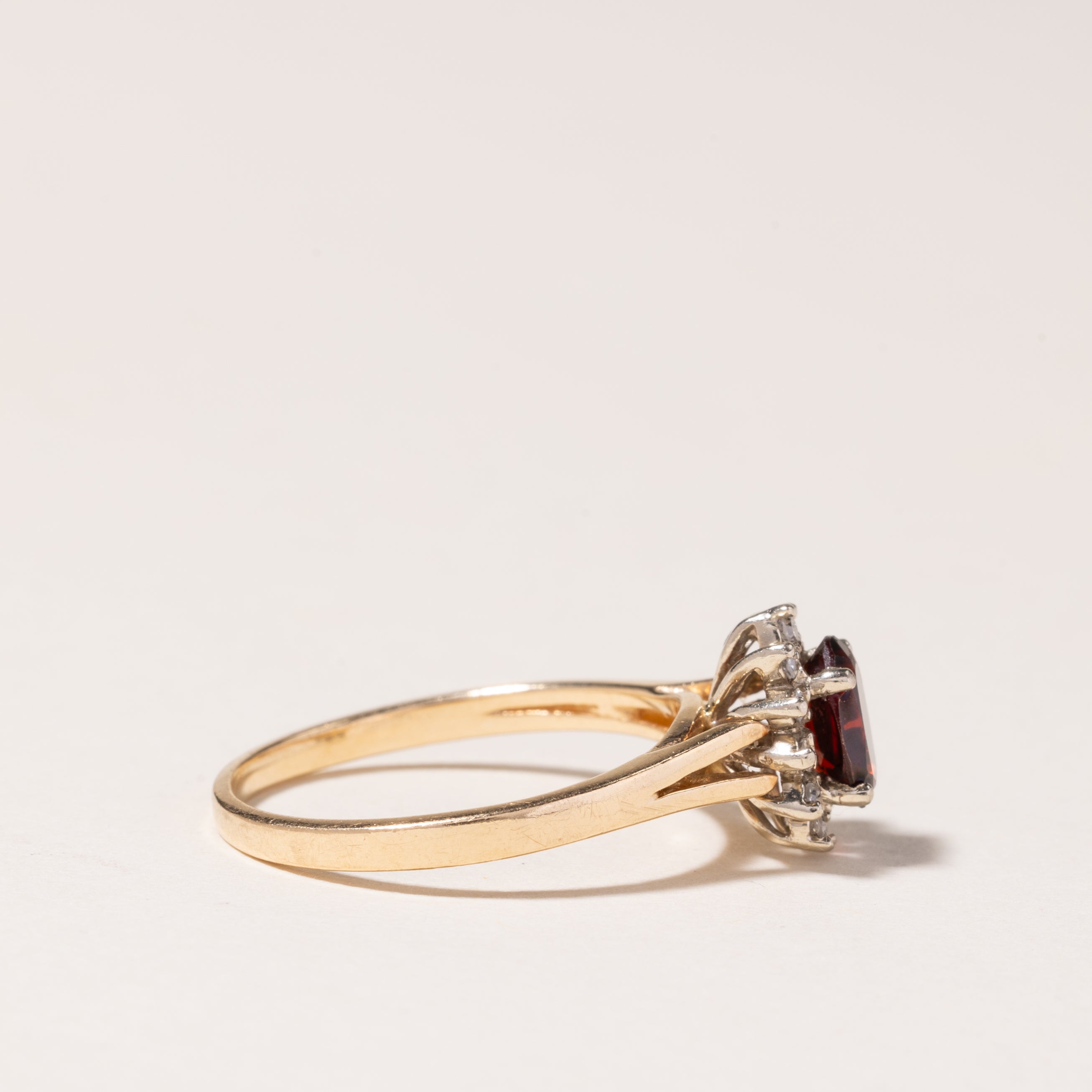 14K Yellow Gold Garnet Ring - 0.90ct Garnet with 0.06ctw Diamond Accents - Size 7.25 - Elegant Birthstone Jewelry for Women - Perfect for Anniversary, Valentine's Day & Special Occasions