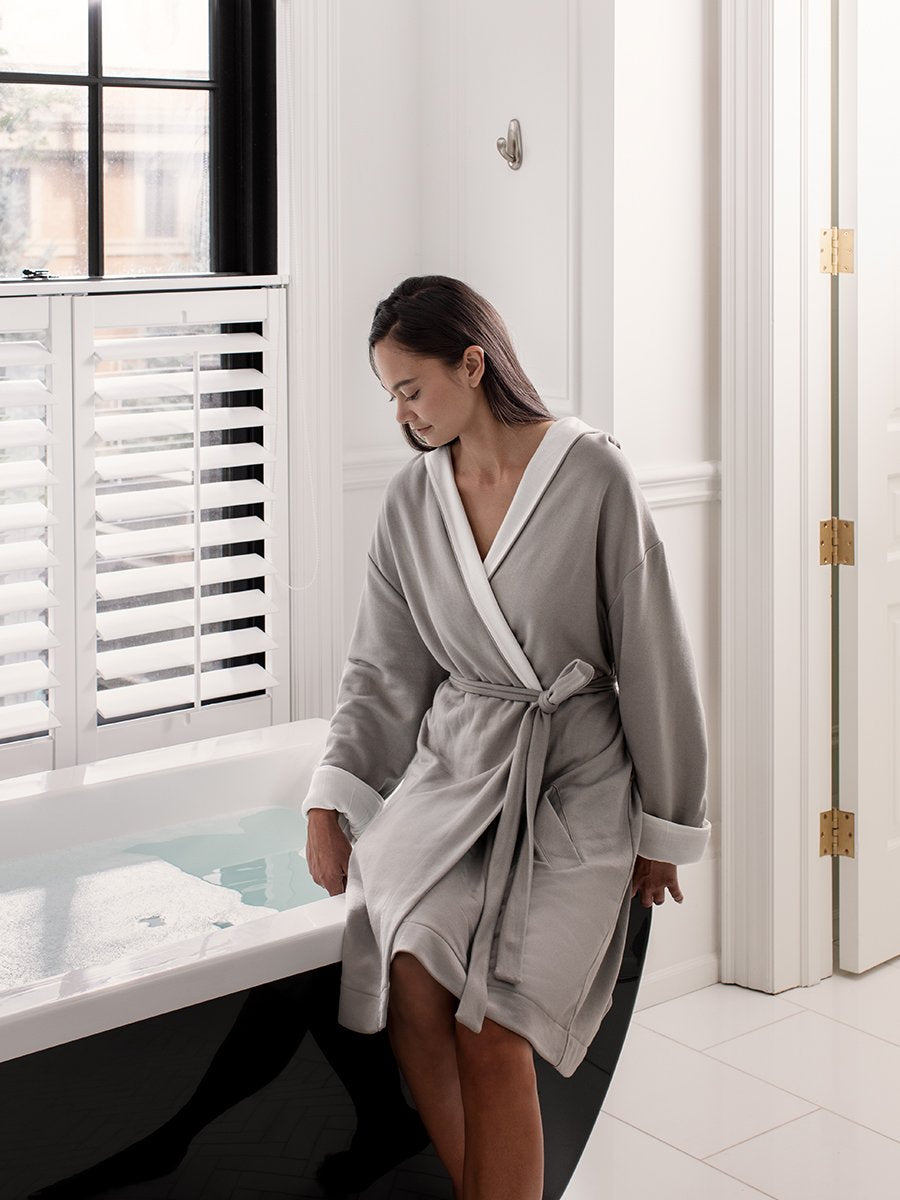 Soft Hooded Robe for Women & Men - Cozy Fleece Bathrobe with Pockets - Perfect for Spa, Lounge & Relaxation at Home