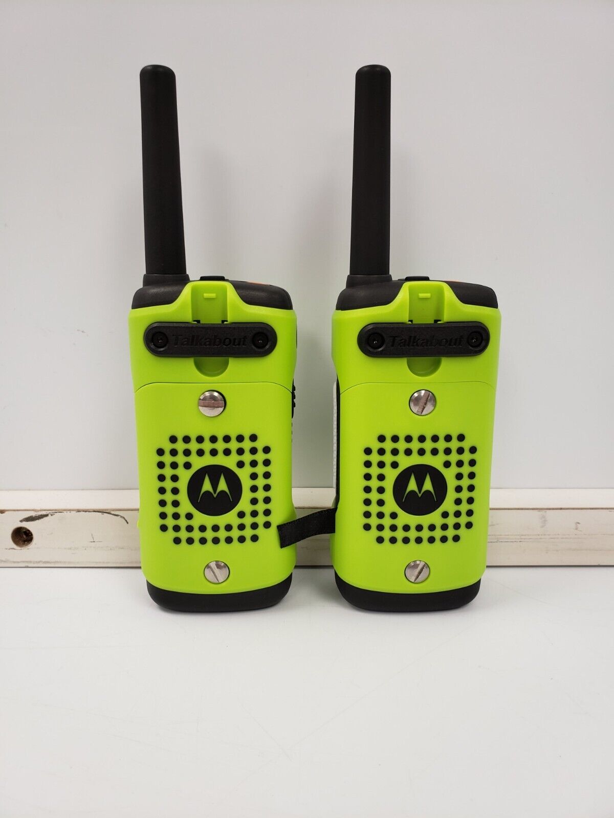 Motorola T600 Two-Way Radio - Long Range Walkie Talkie for Outdoor Adventures, Camping, and Emergency Communication