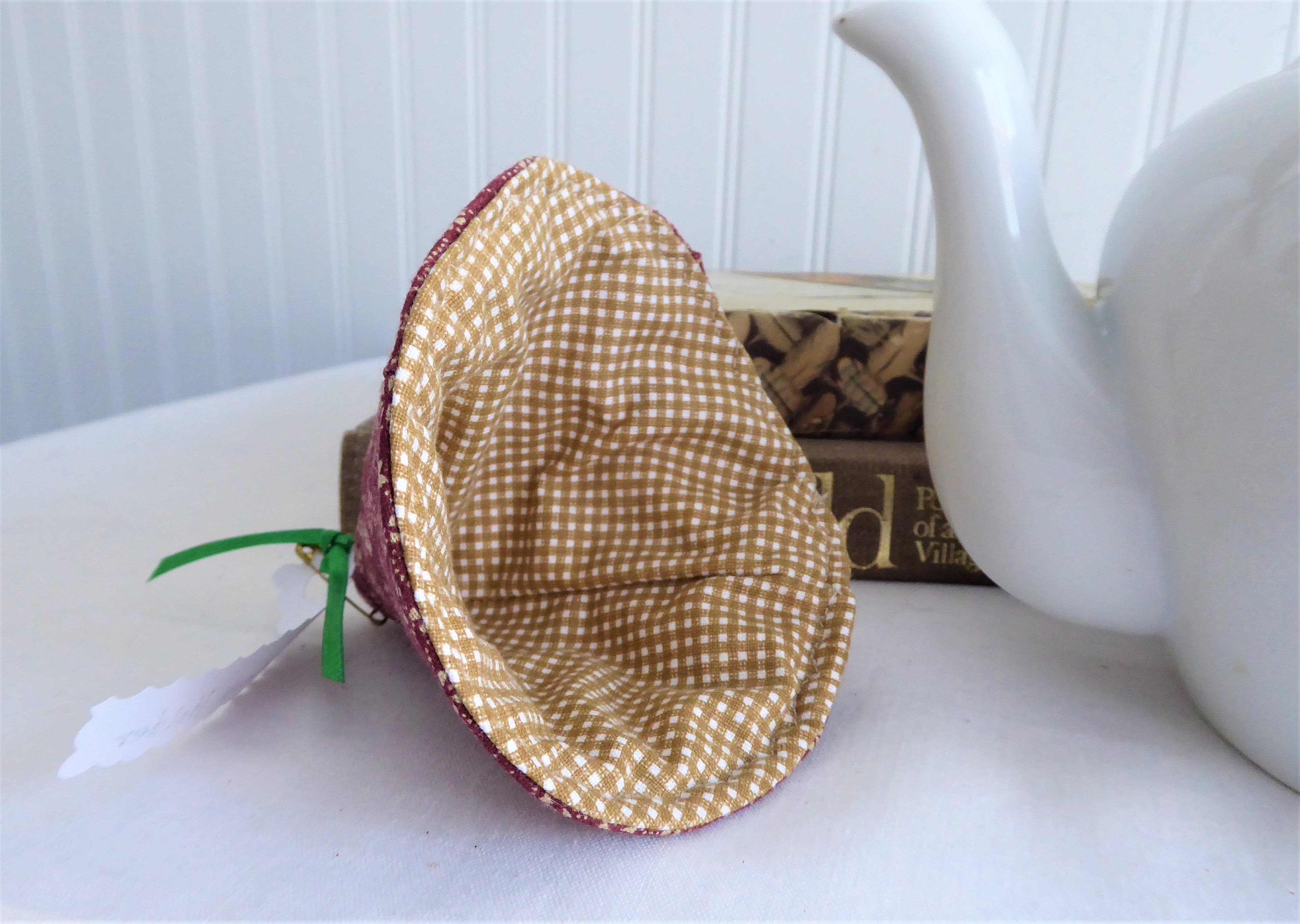 Premium Padded Knob Holder - Reddish Brown & Tan Teapot Lid Grip with Checkered Interior Design | Heat-Resistant & Secure Hold for Tea Pots, Kettles, and Kitchen Utensils | Ideal for Tea Lovers & Home Cooks