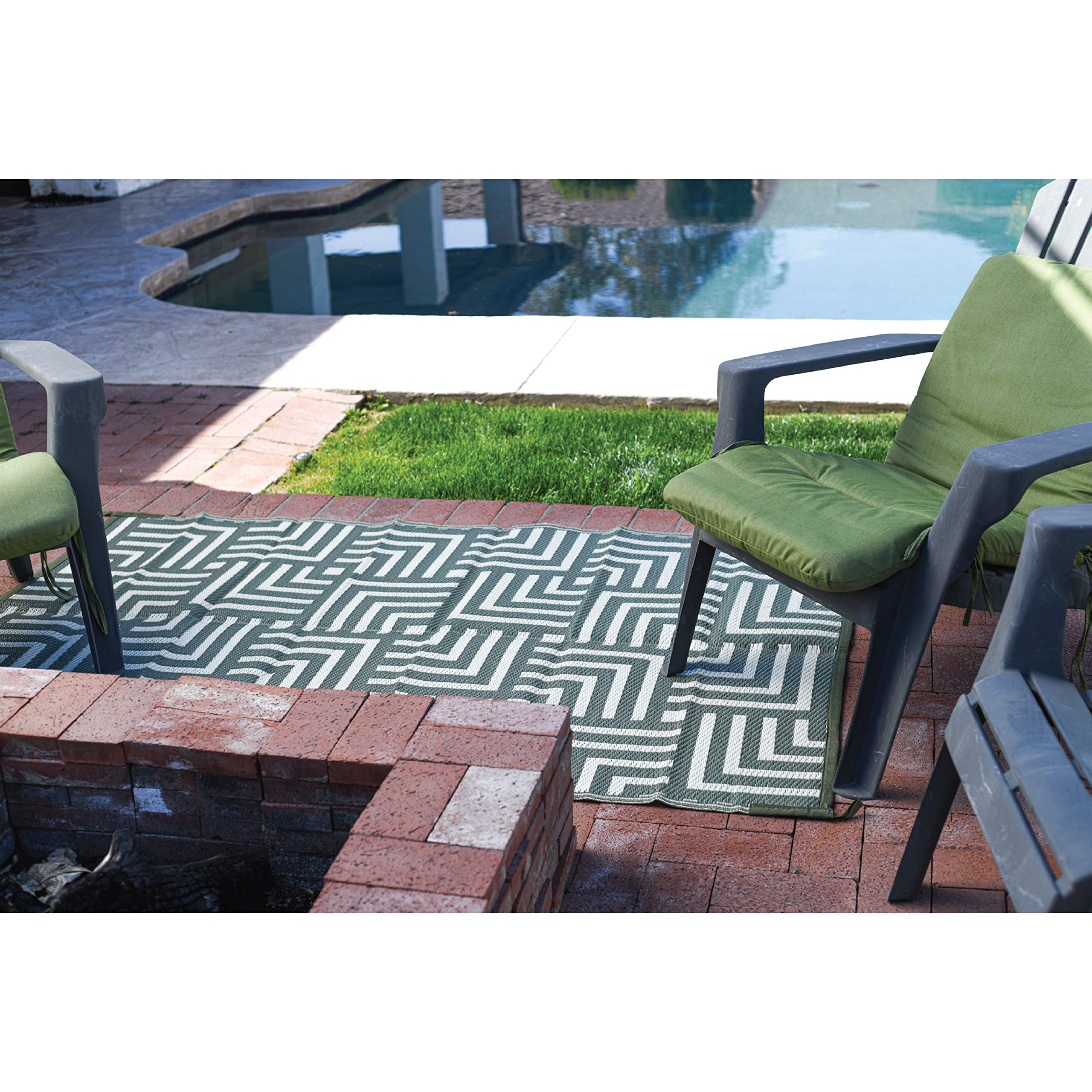 Stylish Camping 274064 4x6 Feet Reversible Plastic Straw Rug - Large Outdoor Floor Mat for RV, Patio, Backyard, Picnic, Beach & Camping - Geometric Design in Olive Green/Beige - Perfect for Outdoor Gatherings, Relaxation and Home Decor