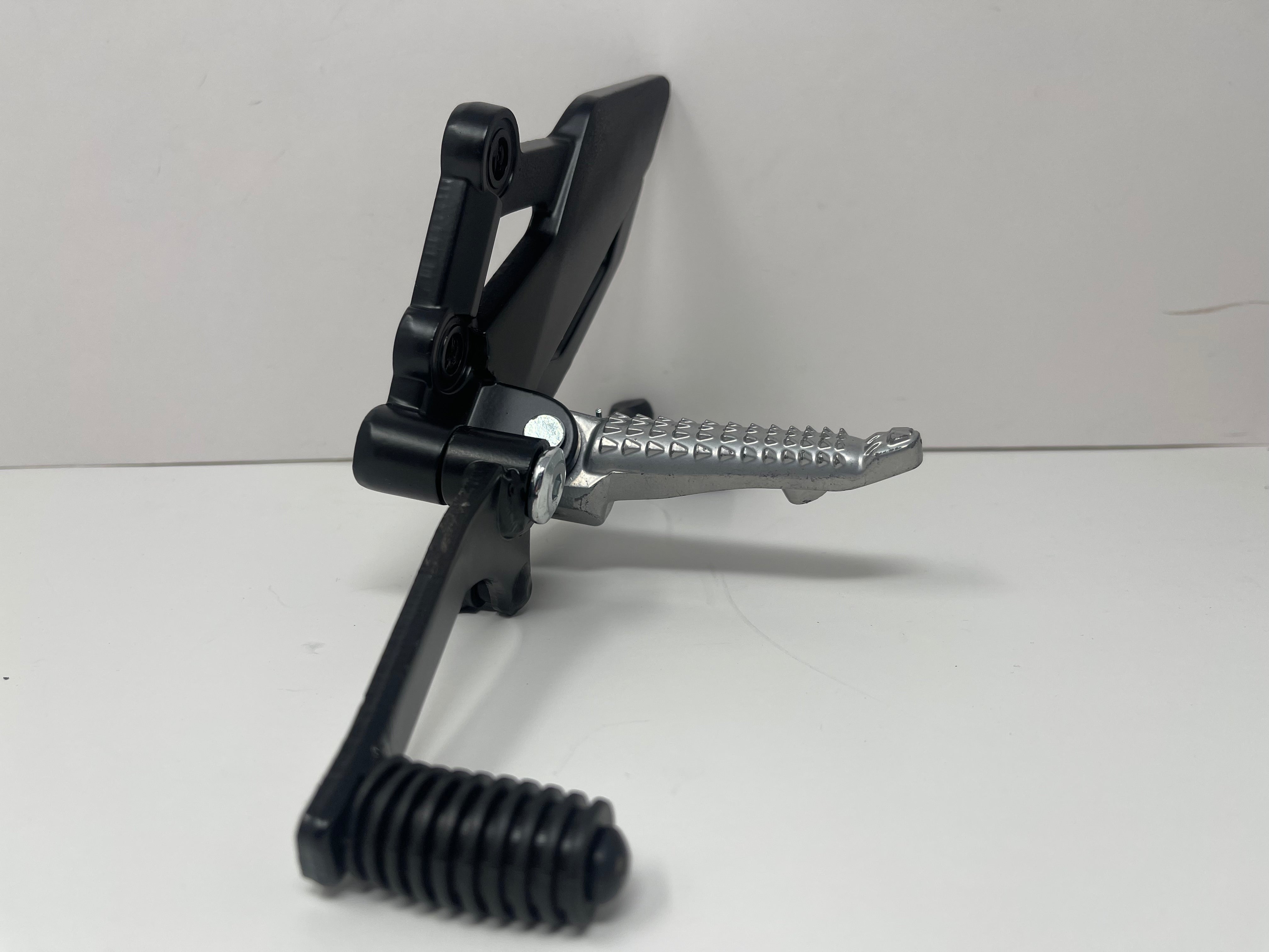 250cc X22R MAX Motorcycle Left Front Footrest with Shifter (H6 70009) - Perfect for Off-Road Adventures & Motorcycle Maintenance