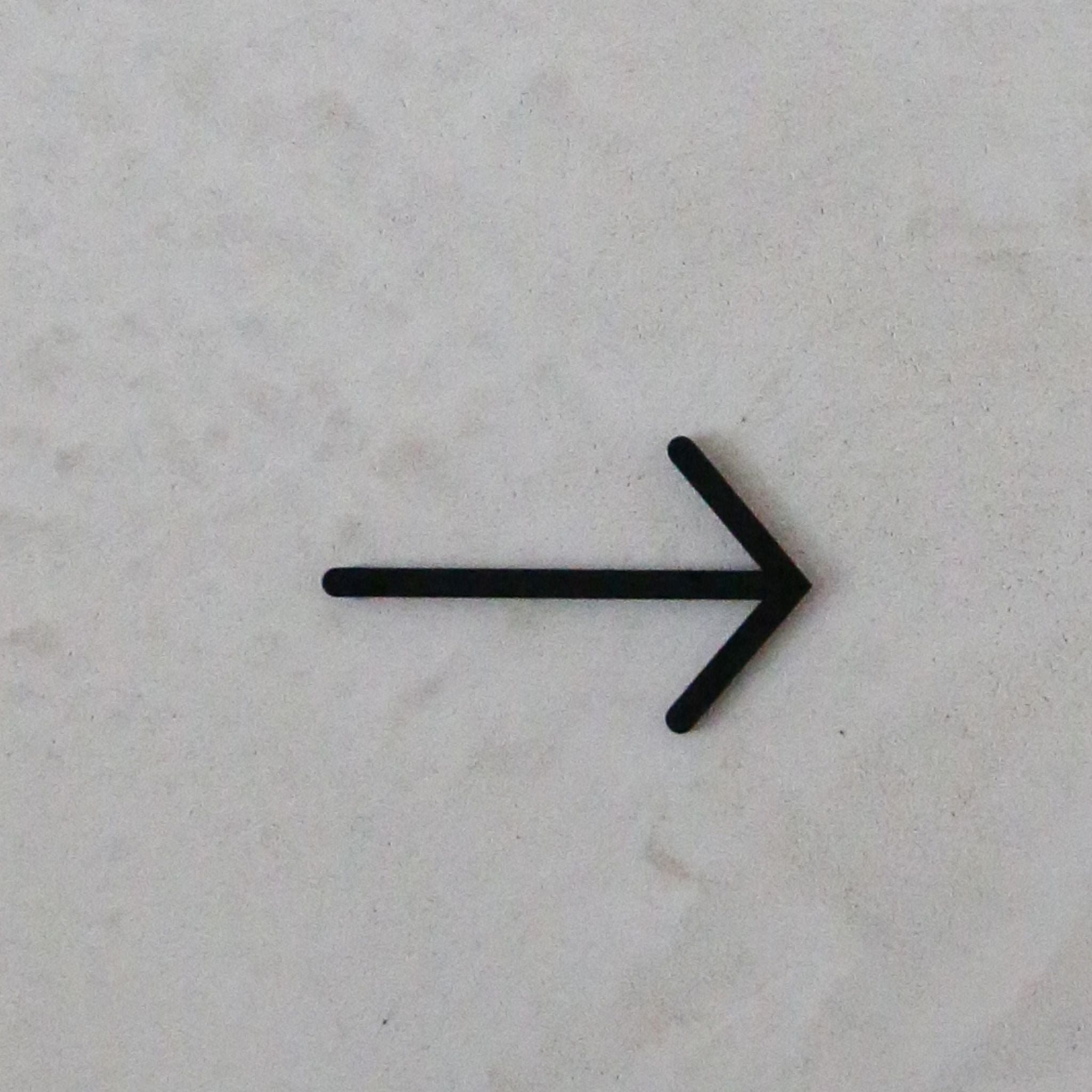 DESIGNSTUFF Black Arrow Signage - Durable Outdoor Directional Sign for Streets, Parking Lots & Events