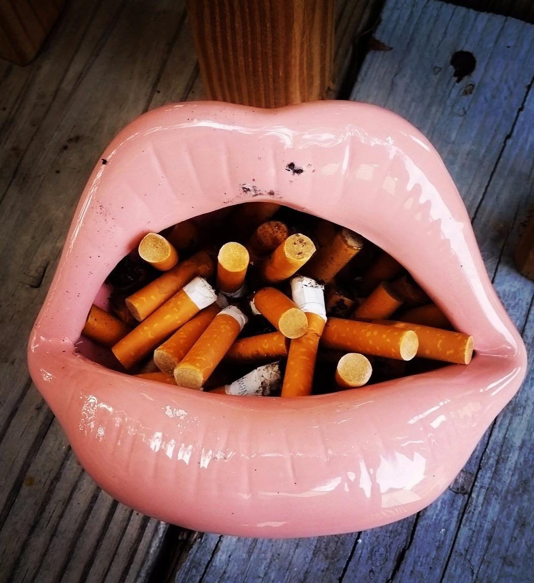 Modern LED Lighted Lips Ceramic Cigarette Ashtray Holder - Stylish Home Decor for Living Room, Bar, or Office (Red) - Perfect for Smoking Accessories, Gift Ideas & Party Decorations