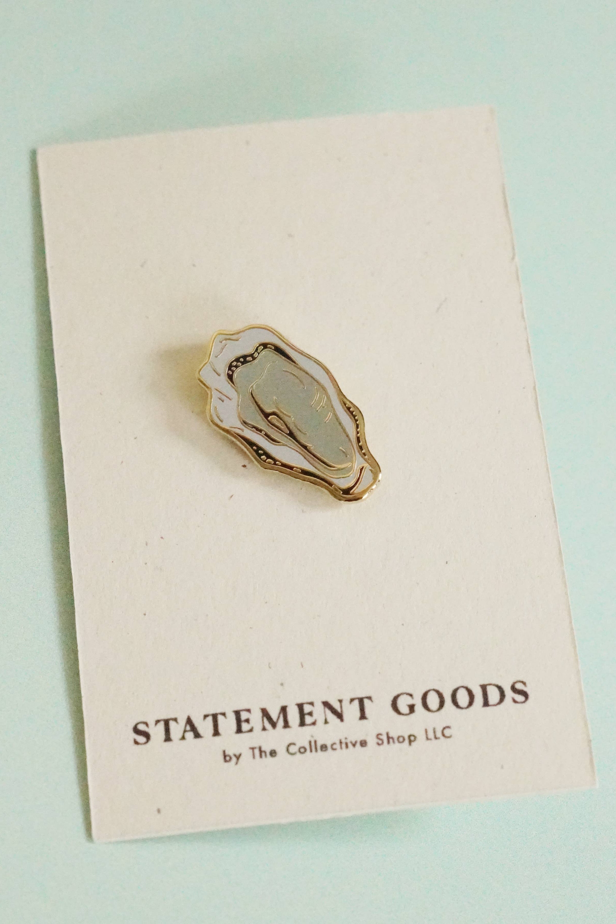 Vintage Oyster Enamel Pin - Cute Shell Brooch for Jackets, Bags & Hats - Perfect for Beach Lovers & Marine Life Enthusiasts