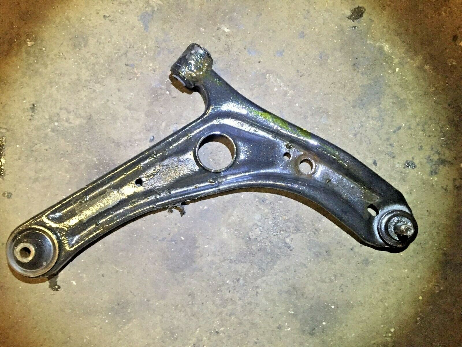 04 05 06 Scion XA Front Right Passenger Side Lower Control Arm Replacement - OEM Quality D18 - Perfect for Suspension Repair & Car Maintenance