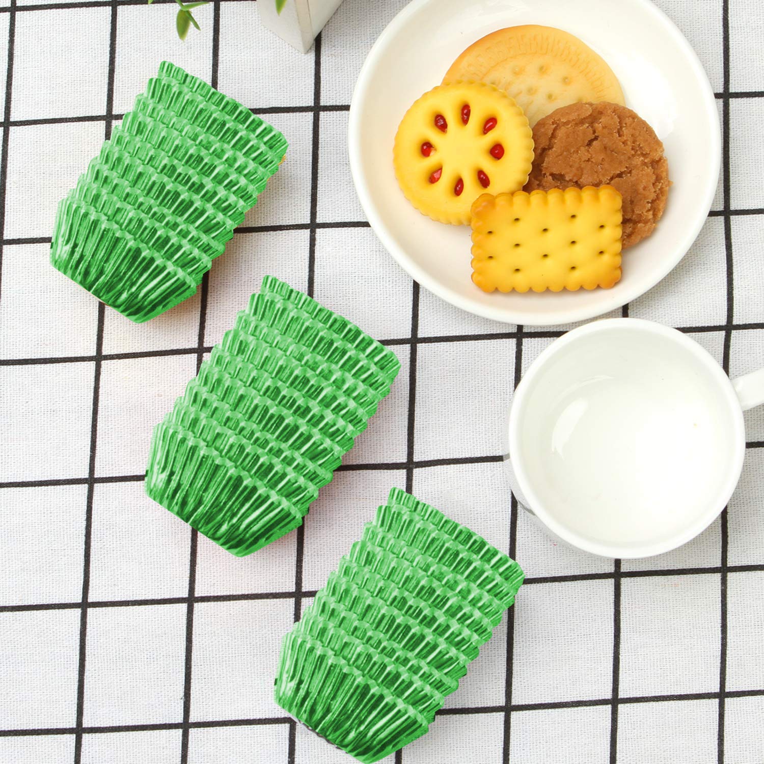 600-Piece Metallic Foil Mini Cupcake Liners - Baking Cups for Muffins, Treats & Desserts - Perfect for Weddings, Birthdays, Baby Showers (Green) - Ideal for Party Decorations, Holiday Baking & Home Kitchen Use