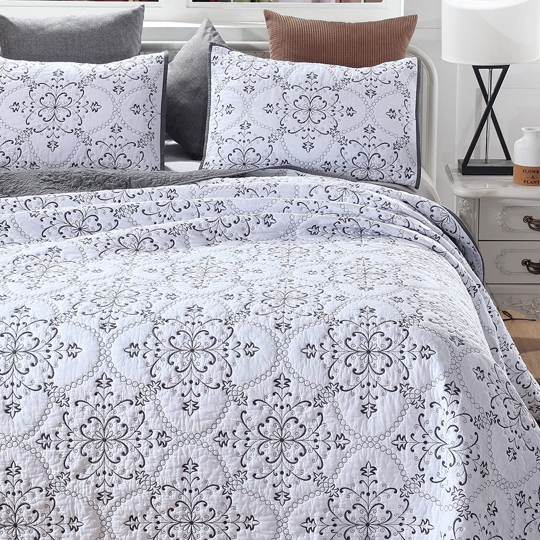VCTOPS 3-Piece Embroidered Floral Quilt Set - Oversized Queen 100% Cotton Reversible Bedspread with 2 Pillow Shams, Soft Lightweight Coverlet (105