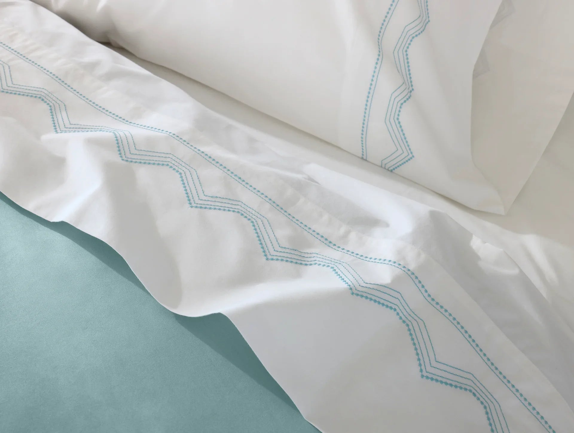 Alpine White w/ Pacific Blue