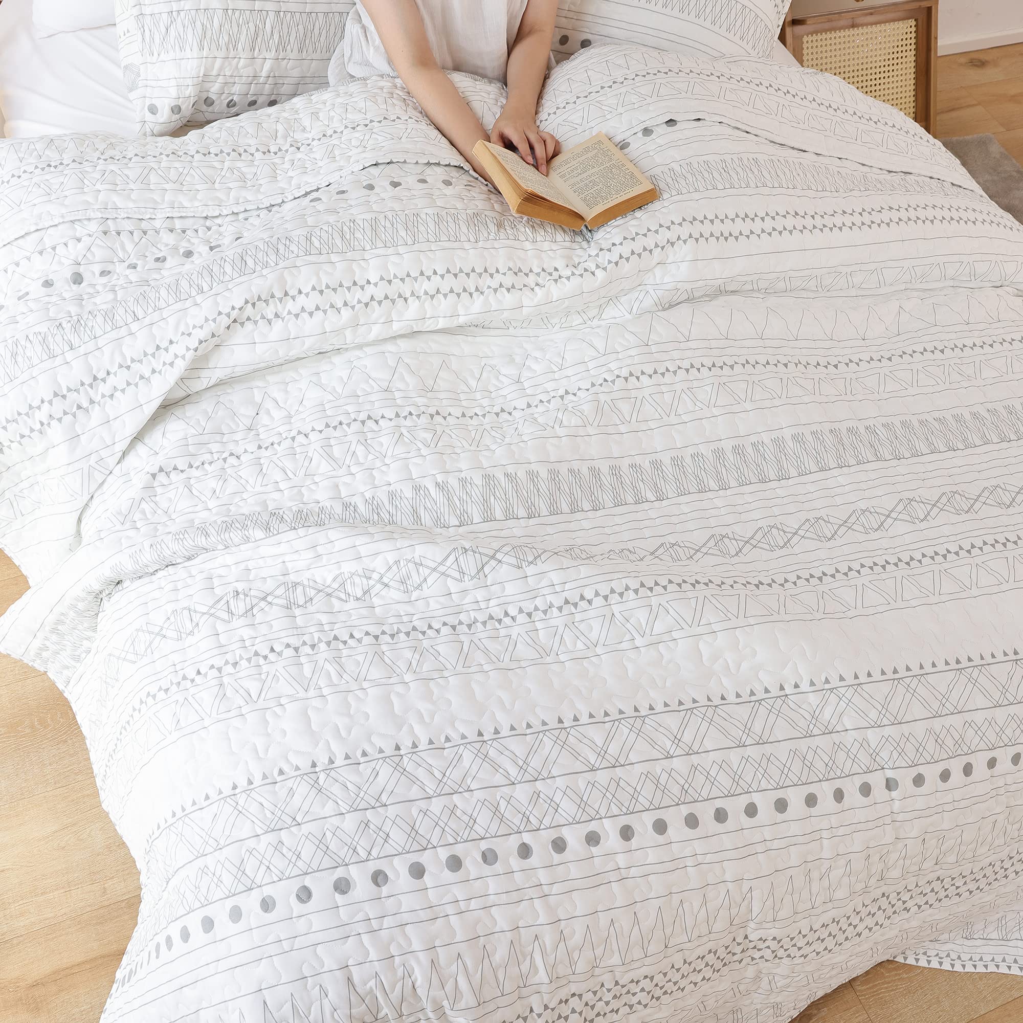 JANZAA 3-Piece Boho Quilt Bedding Set - Queen Size Grey Geometric Pattern on White, All-Season Comforter with 2 Pillowcases | Perfect for Guest Rooms, Master Bedrooms & Cozy Boho Home Decor