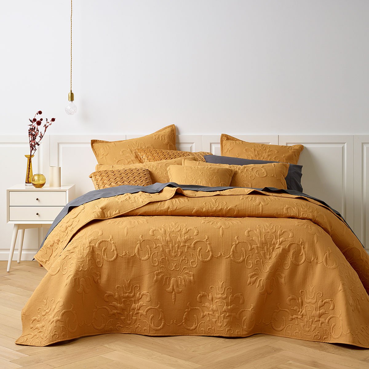 Luxury Gold Bedspread Set by Bianca - Queen Size Quilt Cover with Pillow Shams, Soft & Elegant Bedding for Master Bedroom or Guest Room Decor