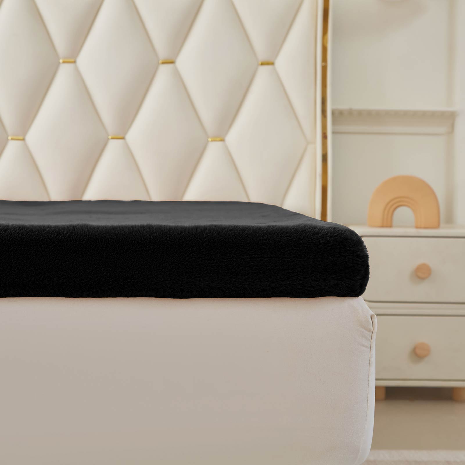 MAXYOYO Faux Fur Removable Futon Mattress - Ultra Soft Fluffy Couch Bed for Lounging, Napping & Sleeping - Perfect for Dorm, Living Room or Guest Bed (Black) | Cozy Home Decor & Comfortable Sofa Bed Alternative