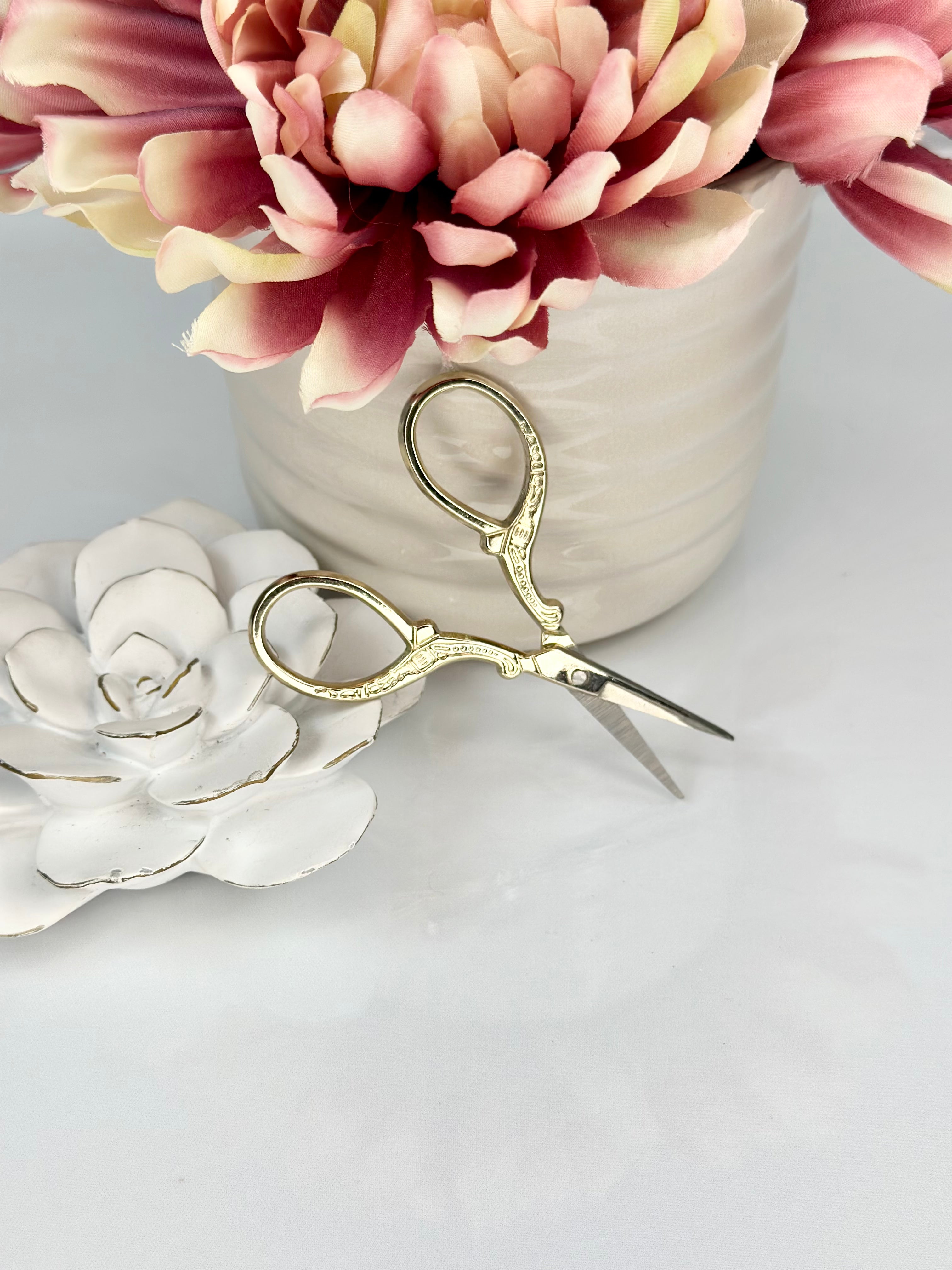 Professional Lace & Lash Cutting Scissors - Sharp Stainless Steel Beauty Shears for Eyelash Extensions & False Lashes - Perfect for Salon Professionals & DIY Makeup at Home