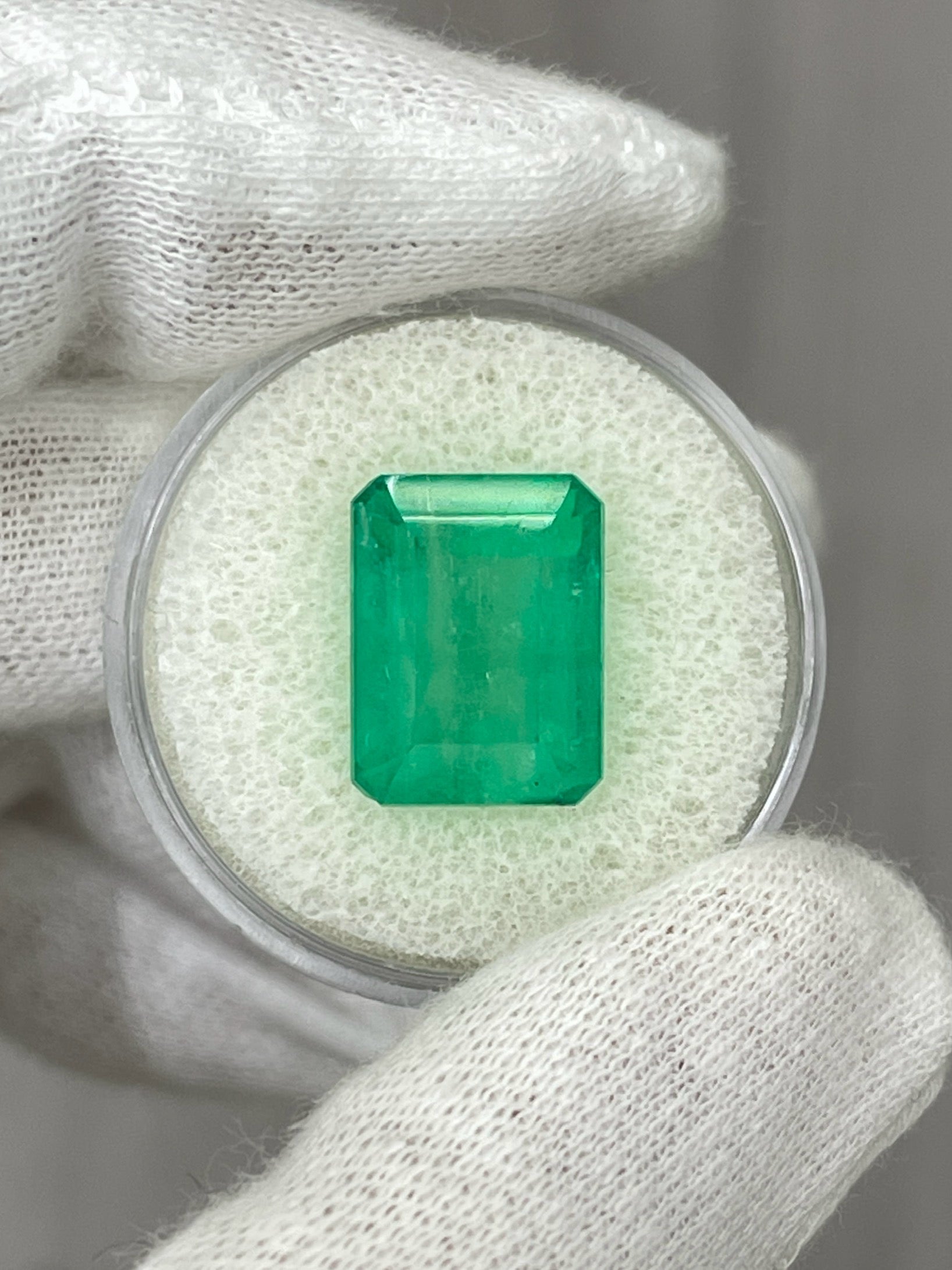 9.29 Carat 13x10mm Earthy Medium Green Emerald Cut Loose Colombian Emerald Gemstone for Jewelry Making - Engagement Rings, Necklaces & Earrings
