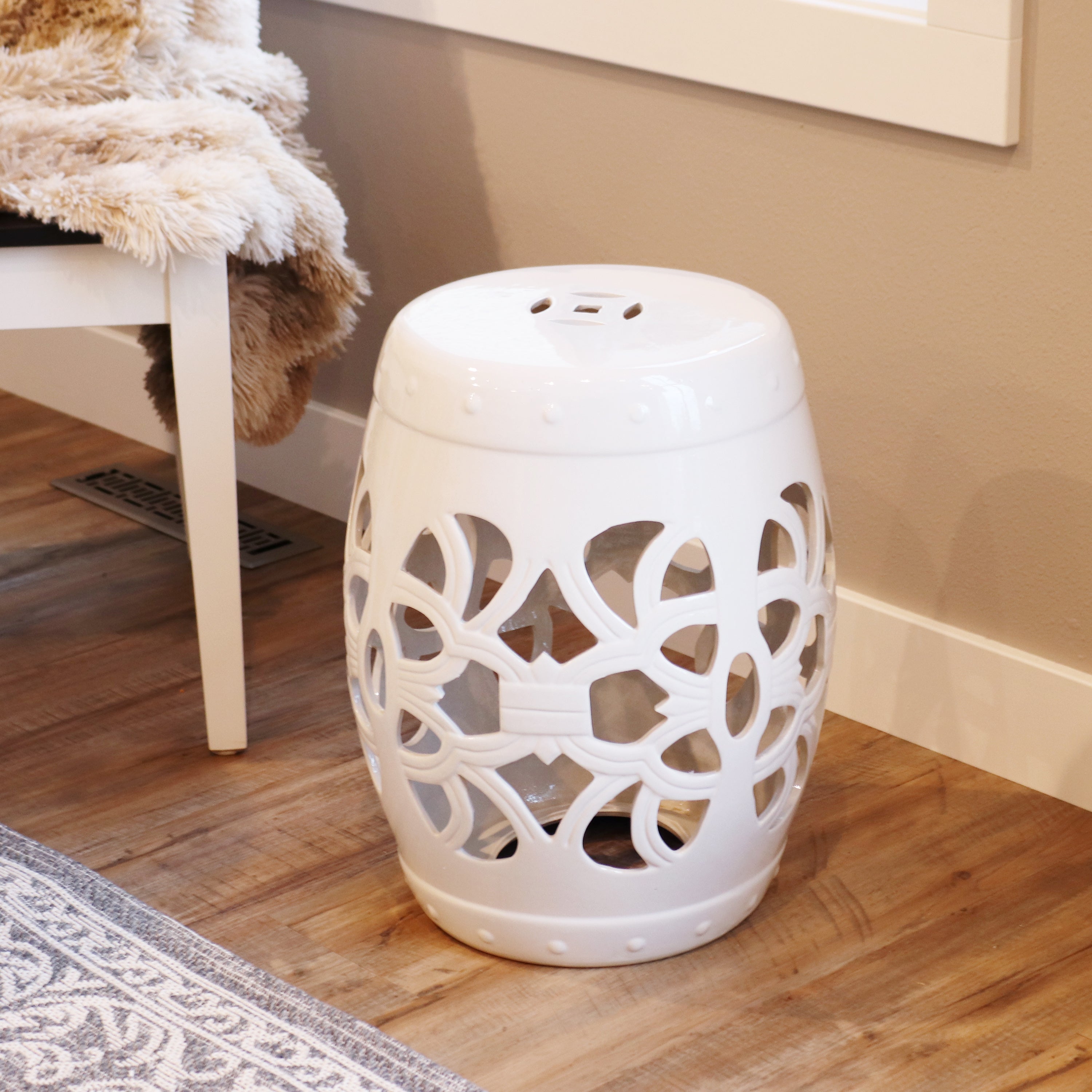 Sunnydaze Knotted Quatrefoil Ceramic Garden Stool - 18 Inch White Outdoor Side Table for Patio, Porch & Garden Decor
