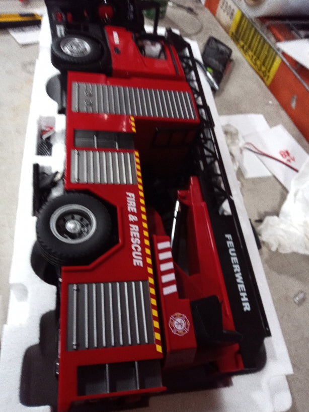 HUINA 1/14 Scale 2.4G RC Fire Truck Tractor with Sprayable Ladder - Remote Control Toy Car for Kids & Collectors (US Stock) | Perfect for Playtime, Birthday Gifts & Model Car Enthusiasts