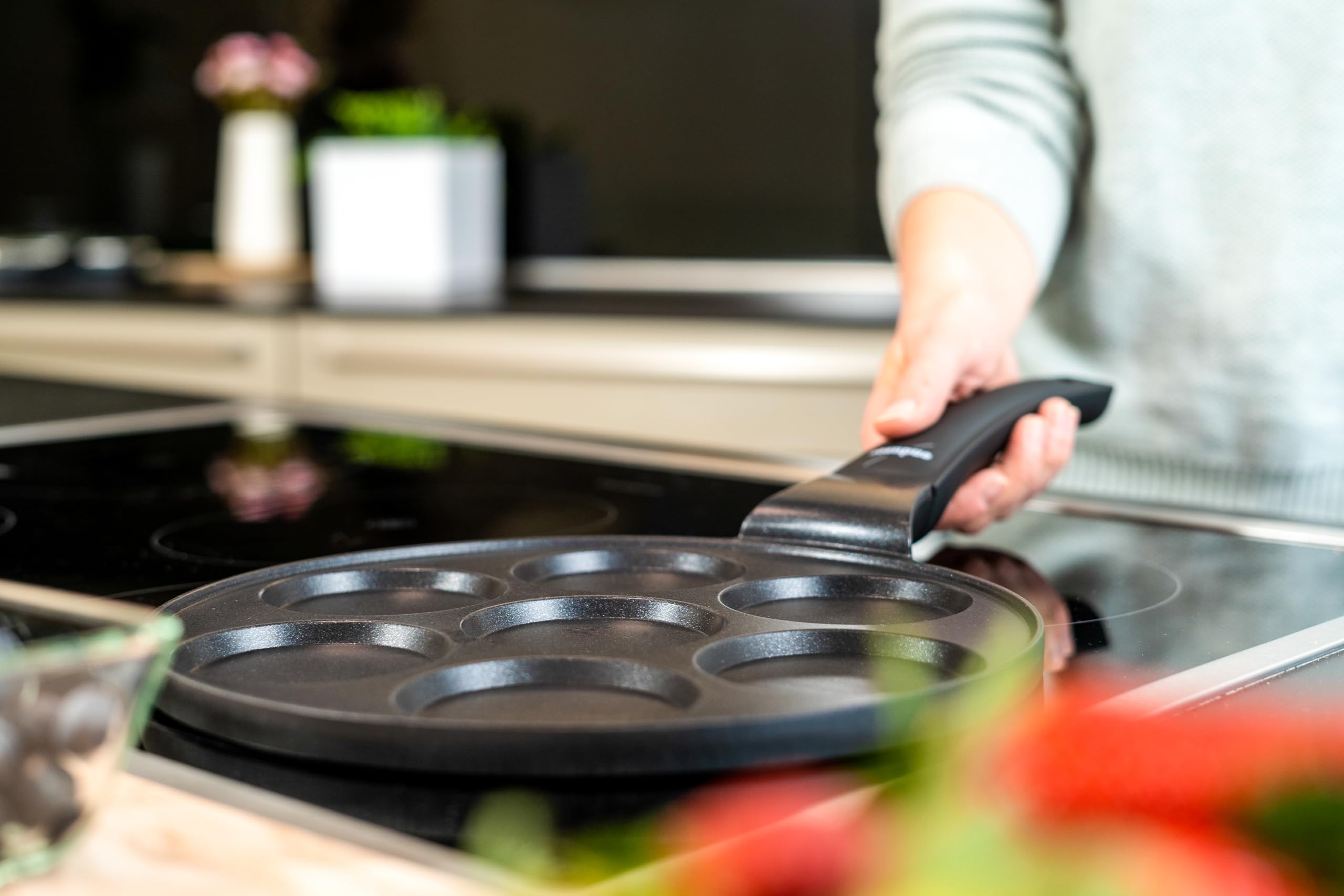 Endusor Non-Stick Induction Pancake Pan - 26cm Ø with 7 Molds for Pancakes, Fried Eggs, Omelets & Poffertjes | Compatible with Induction, Gas, Ceramic, Electric & Halogen Stoves | Perfect for Breakfast, Brunch & Family Cooking